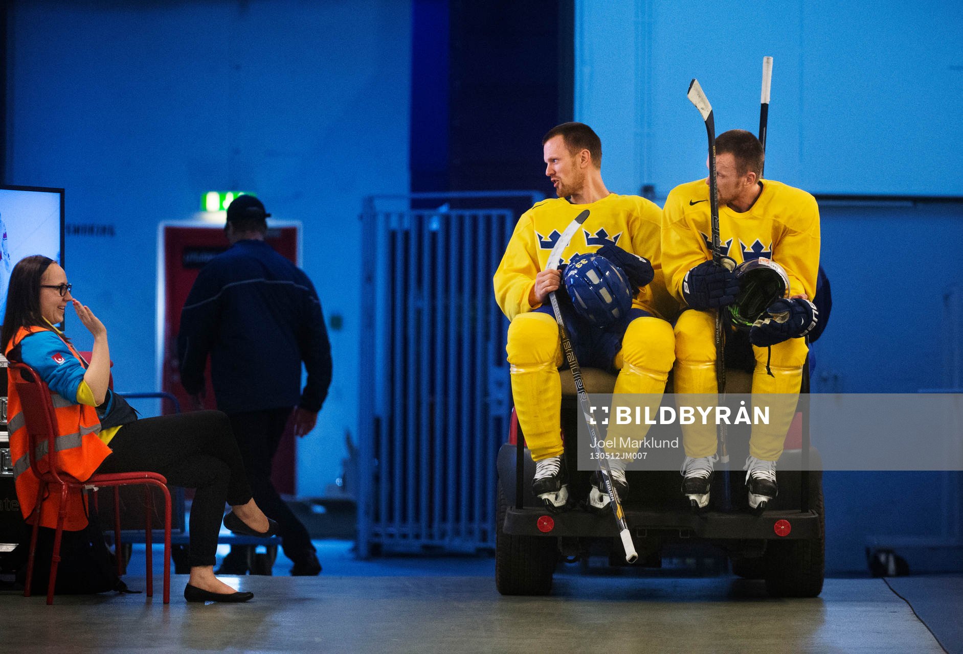 En funktionär vinkar till Henrik Sedin och Daniel Sedin