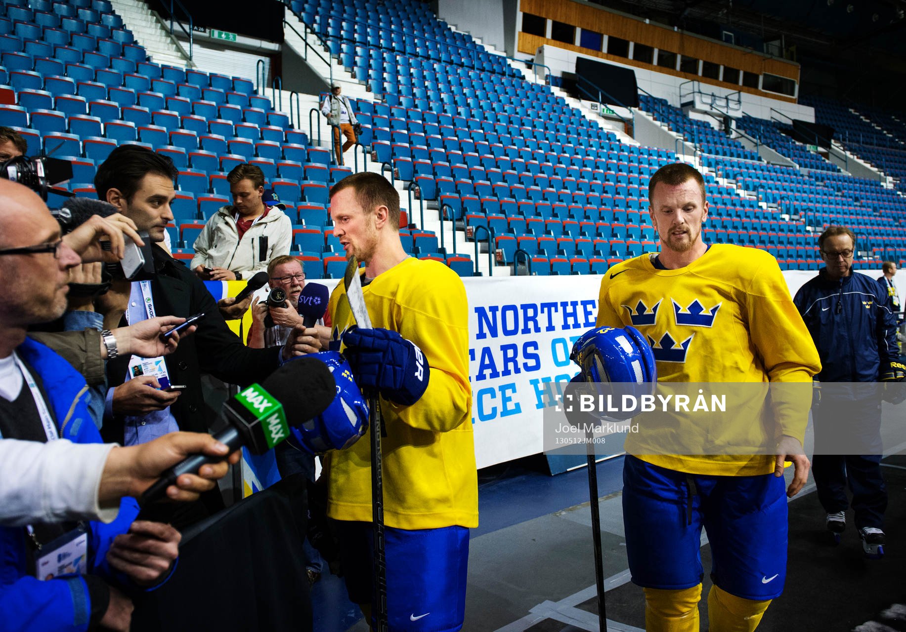 Daniel Sedin (h) gör förbi när Henrik Sedin blir