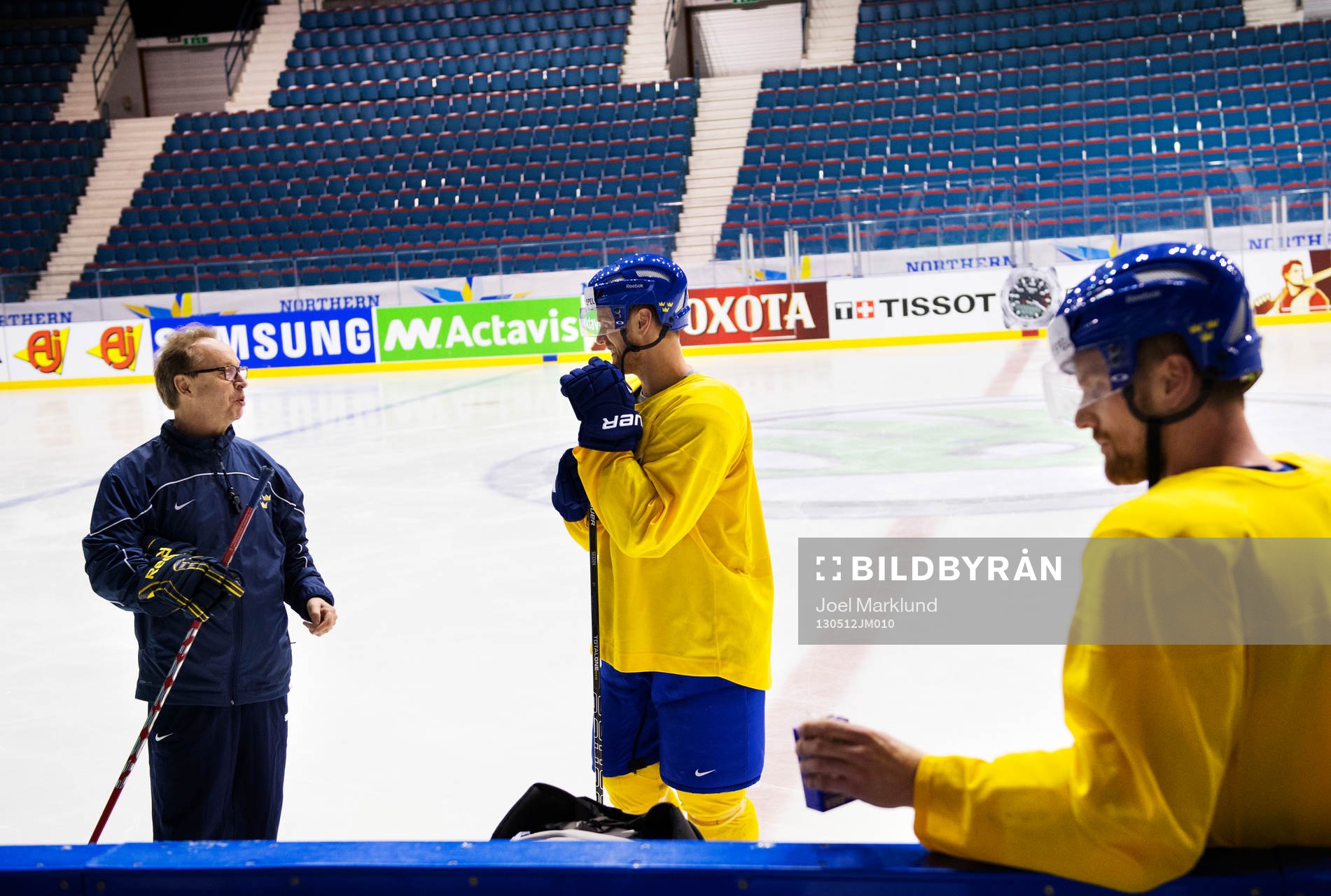 Förbundskapten Pär Mårts pratar med Henrik Sedin och
