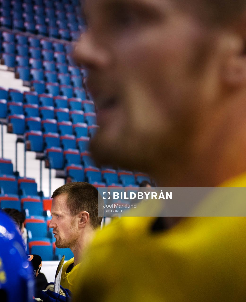 Henrik och Daniel Sedin blir intervjuade av media