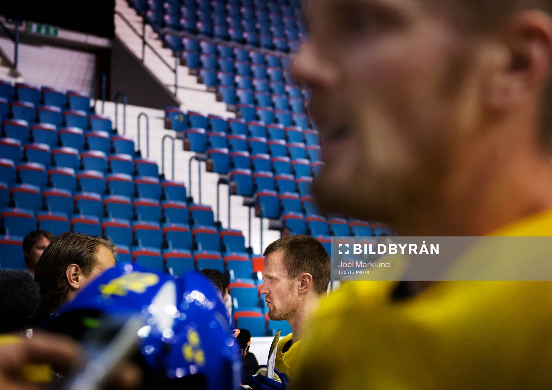 Henrik och Daniel Sedin blir intervjuade av media