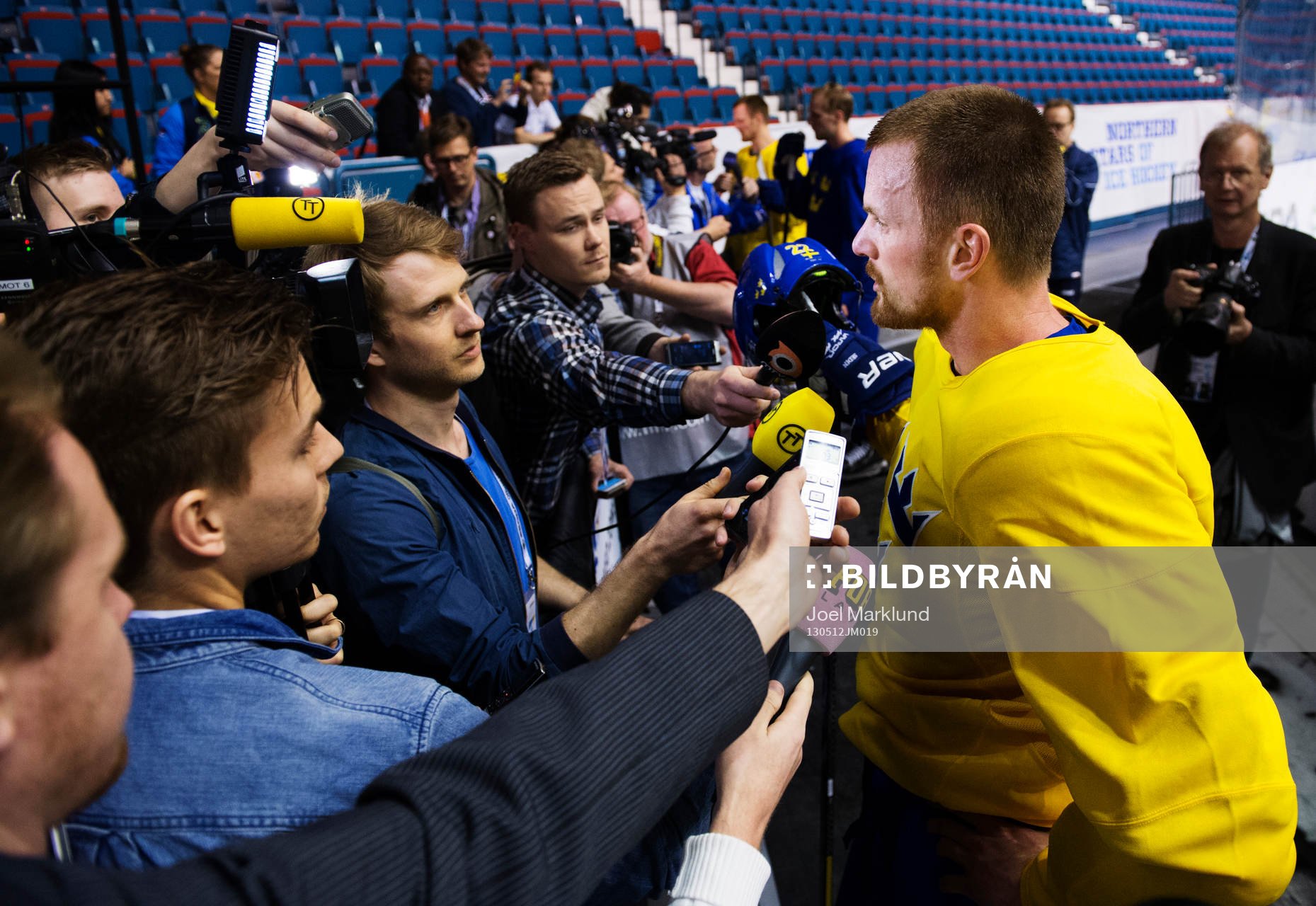 Daniel Sedin blir intervjuad av media