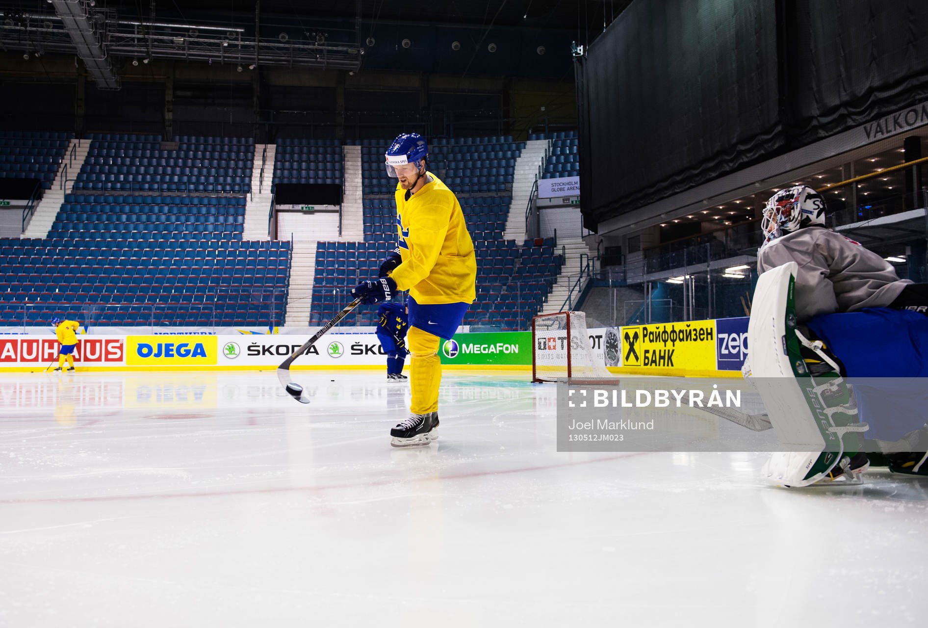Henrik Sedin jonglerar med pucken på Sveriges träning