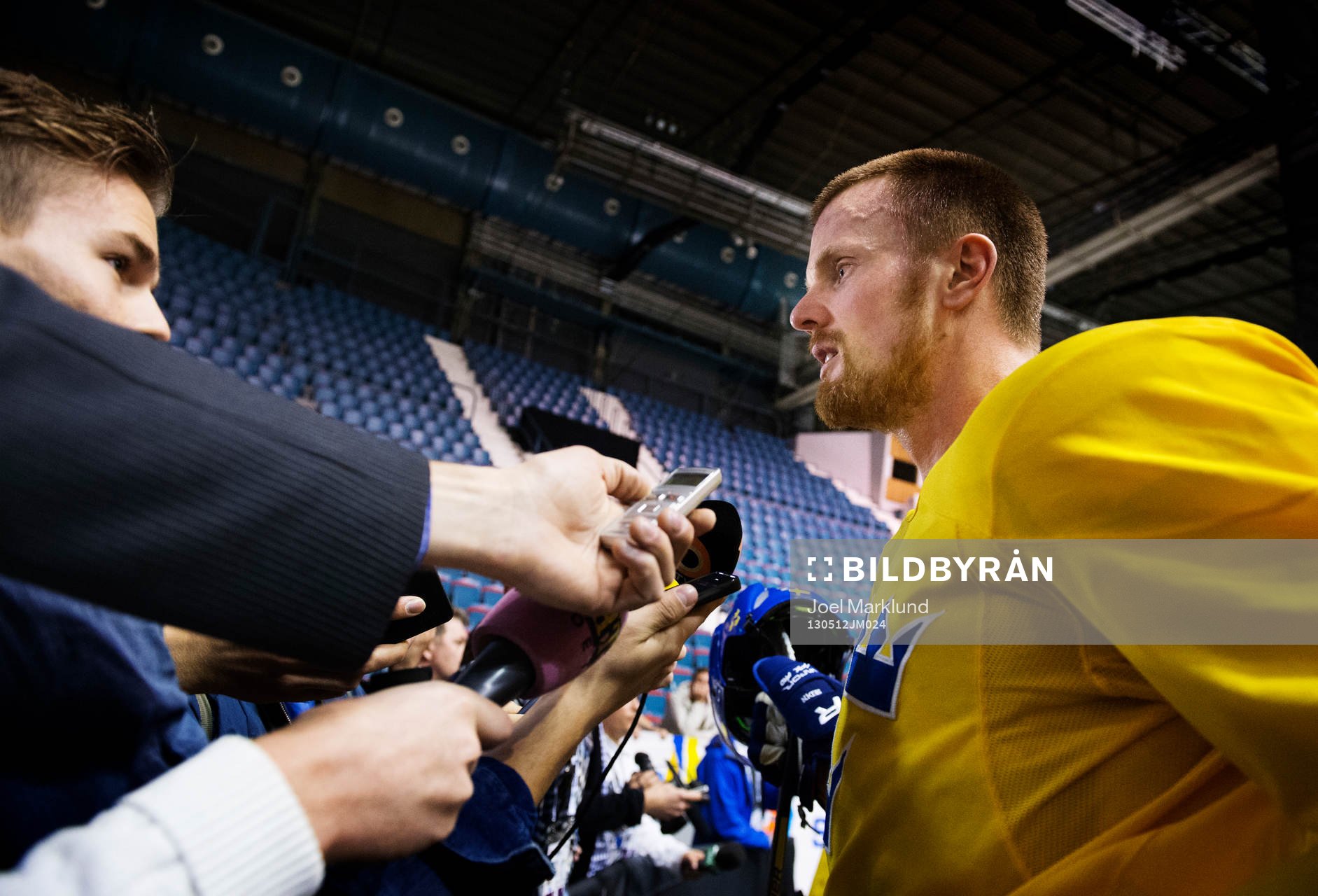 Daniel Sedin blir intervjuad av media