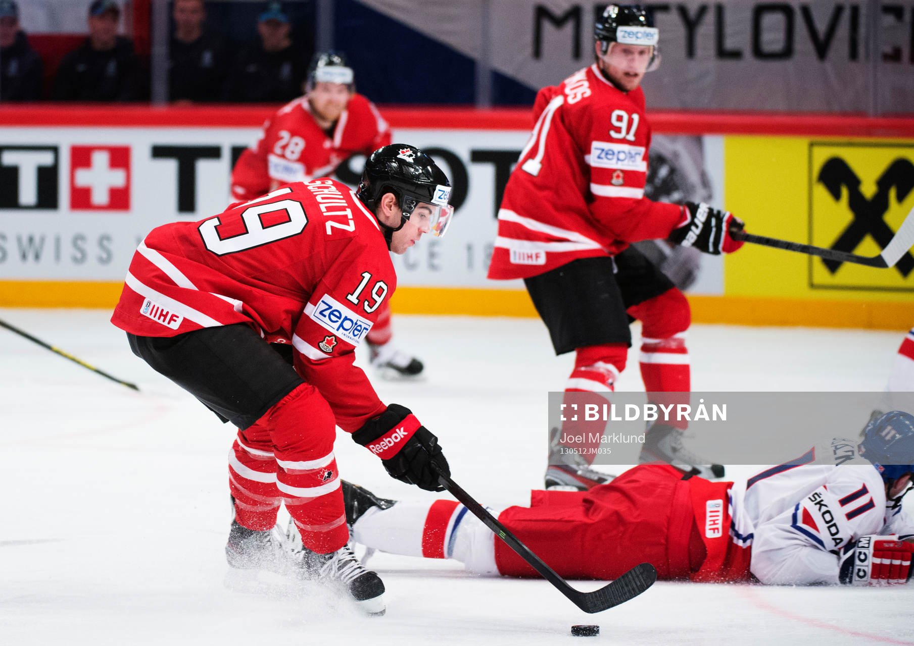 Kanadas Justin Schultz kontrollerar pucken i matchen mellan