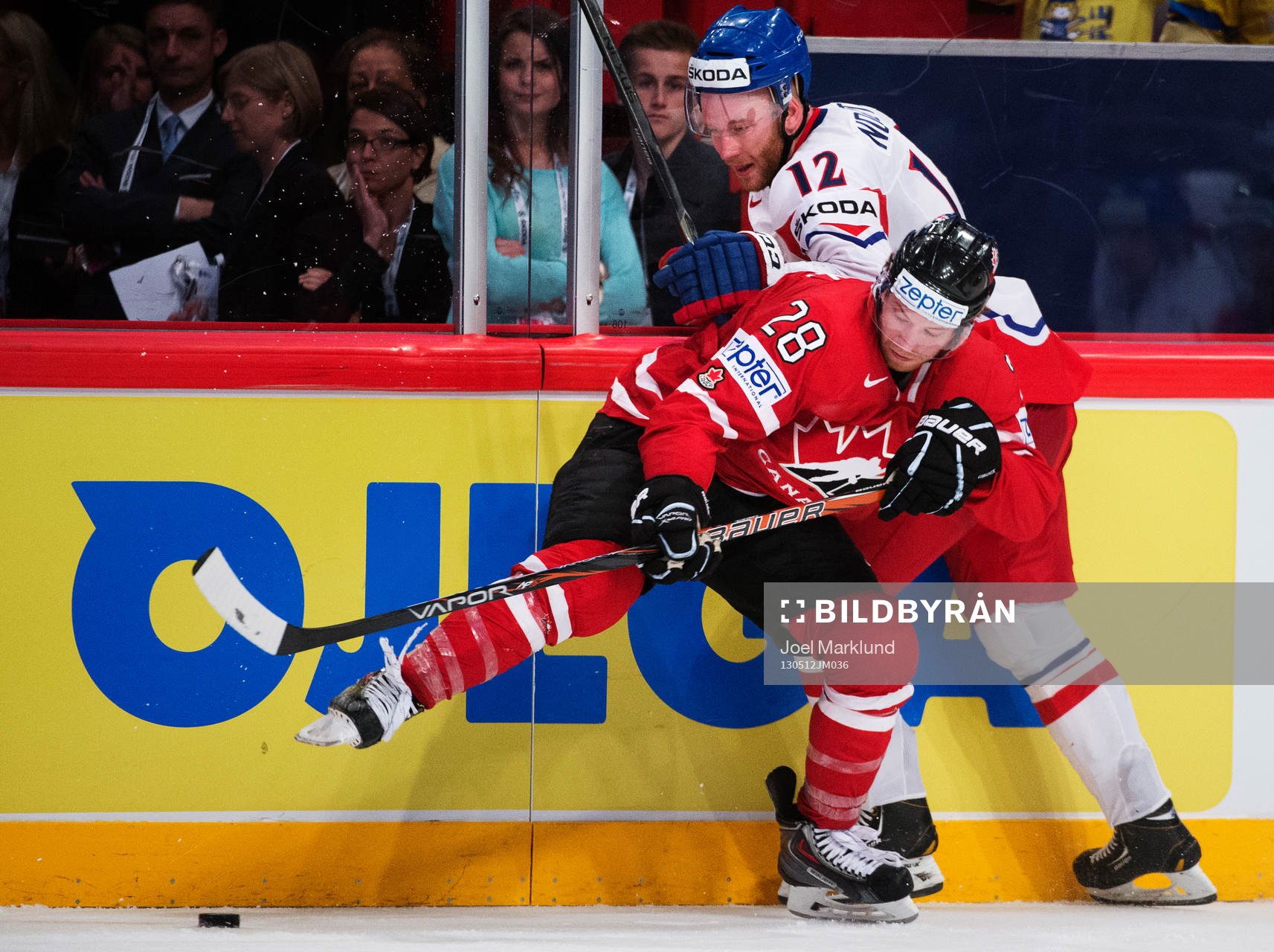 Kanadas Claude Giroux kämpar mot Tjeckiens Jiri Novotny i