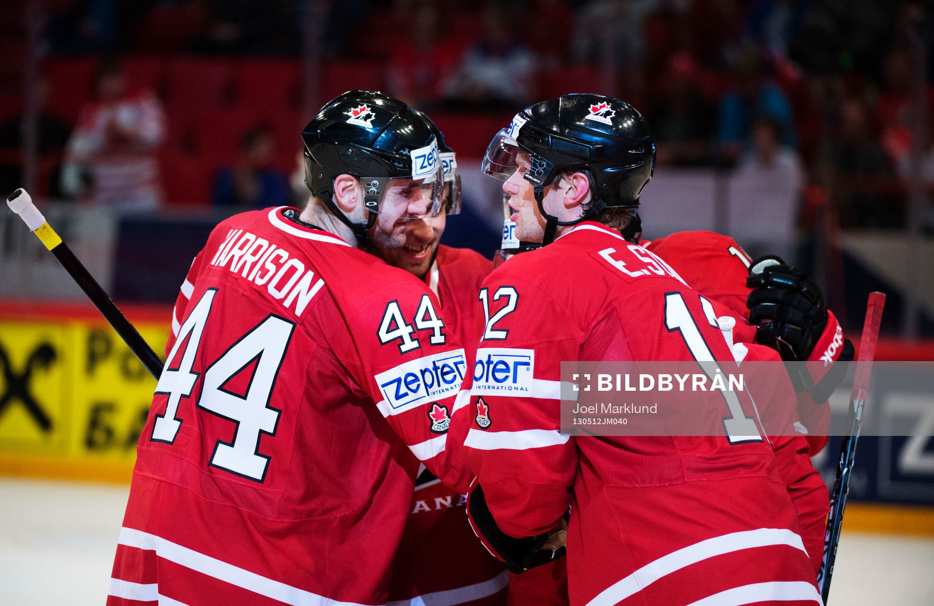 Kanadas Jay Harrison (v) och Eric Staal (h) jublar