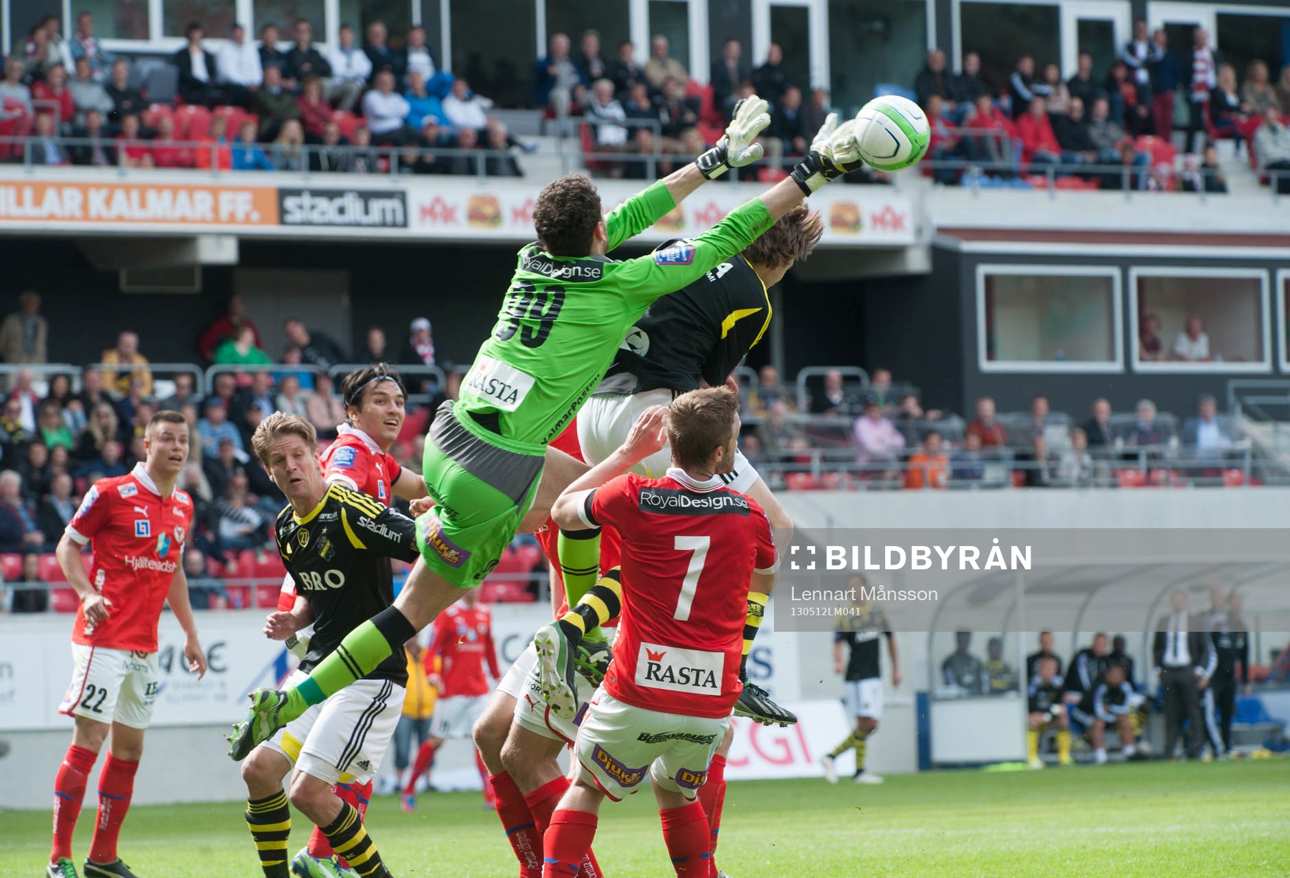 Etrit Berisha, målvakt, Kalmar, rensar undan framför