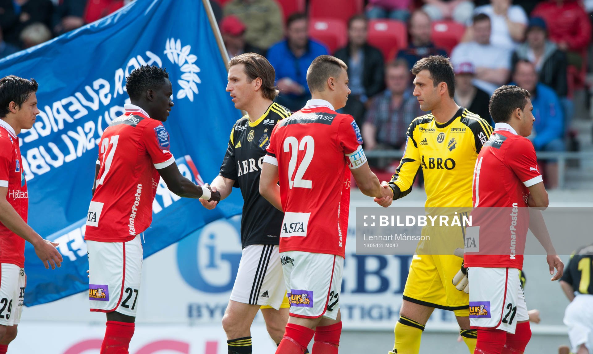 Lagen hälsar på varandra före match, Papa Diouf och
