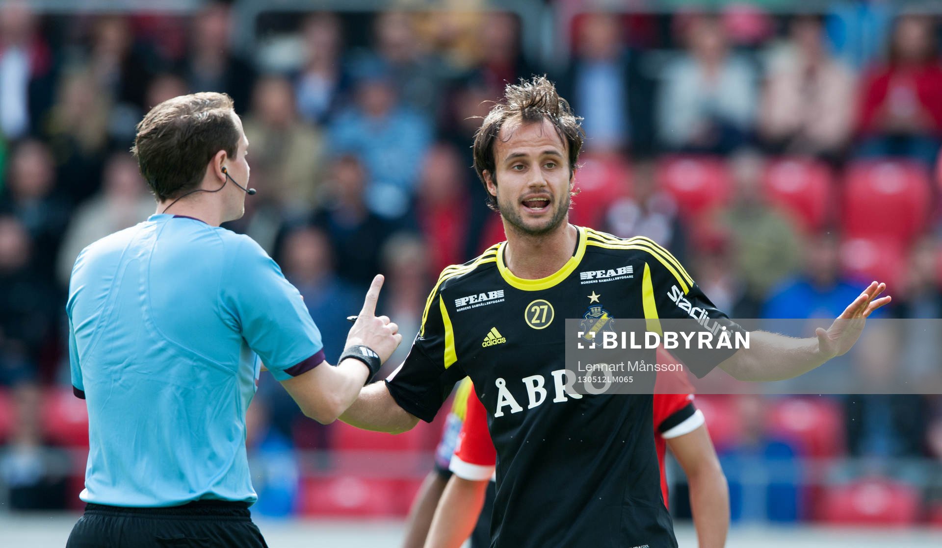 Andreas Ekberg, domare, tillrättavisar Helgi Danielsson,