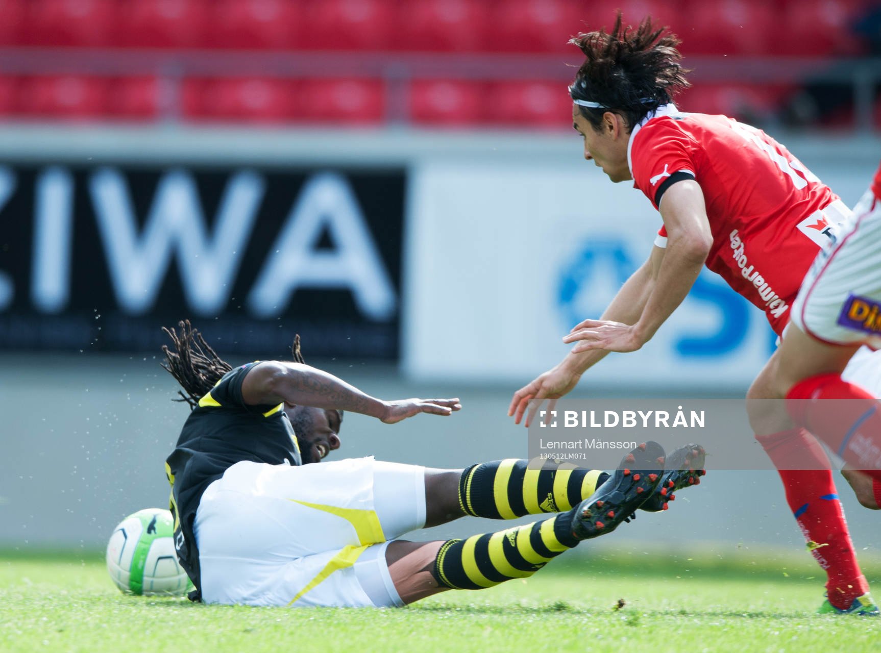Tacklingh, Martin Mutumba, AIK, tacklas av Emin Nouri,