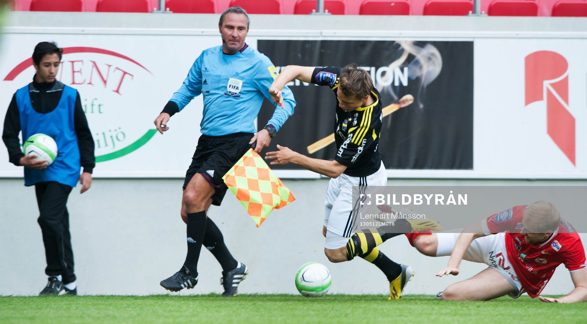 Tackling. Assisterande domare, bollkalle