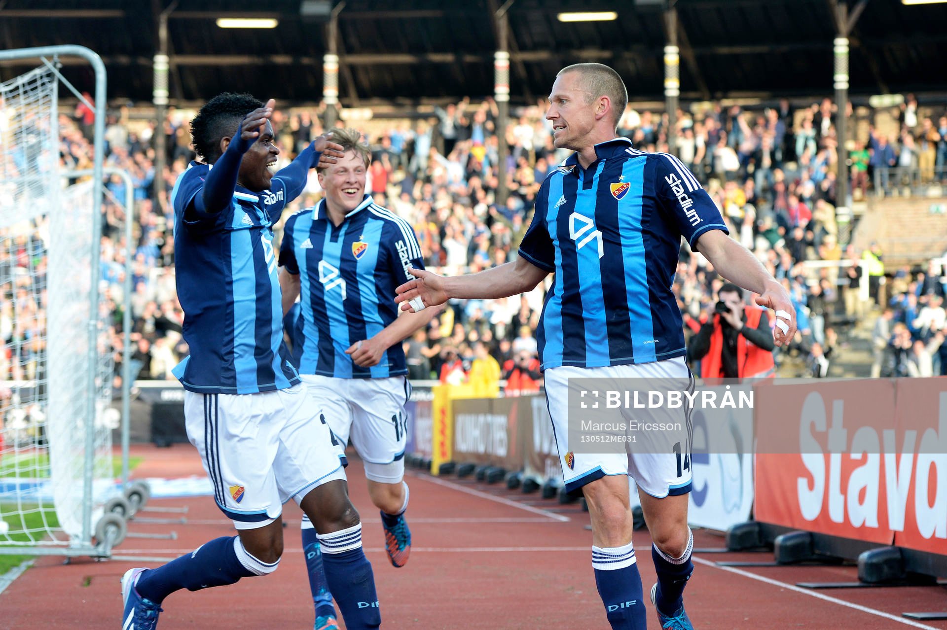 Fotboll, Allsvenskan, Djurgården - Malmö FF: Mattias Östberg, Djurgården firar med Godsway Donyoh och Emil Bergström efter att ha nickat in 3-2.