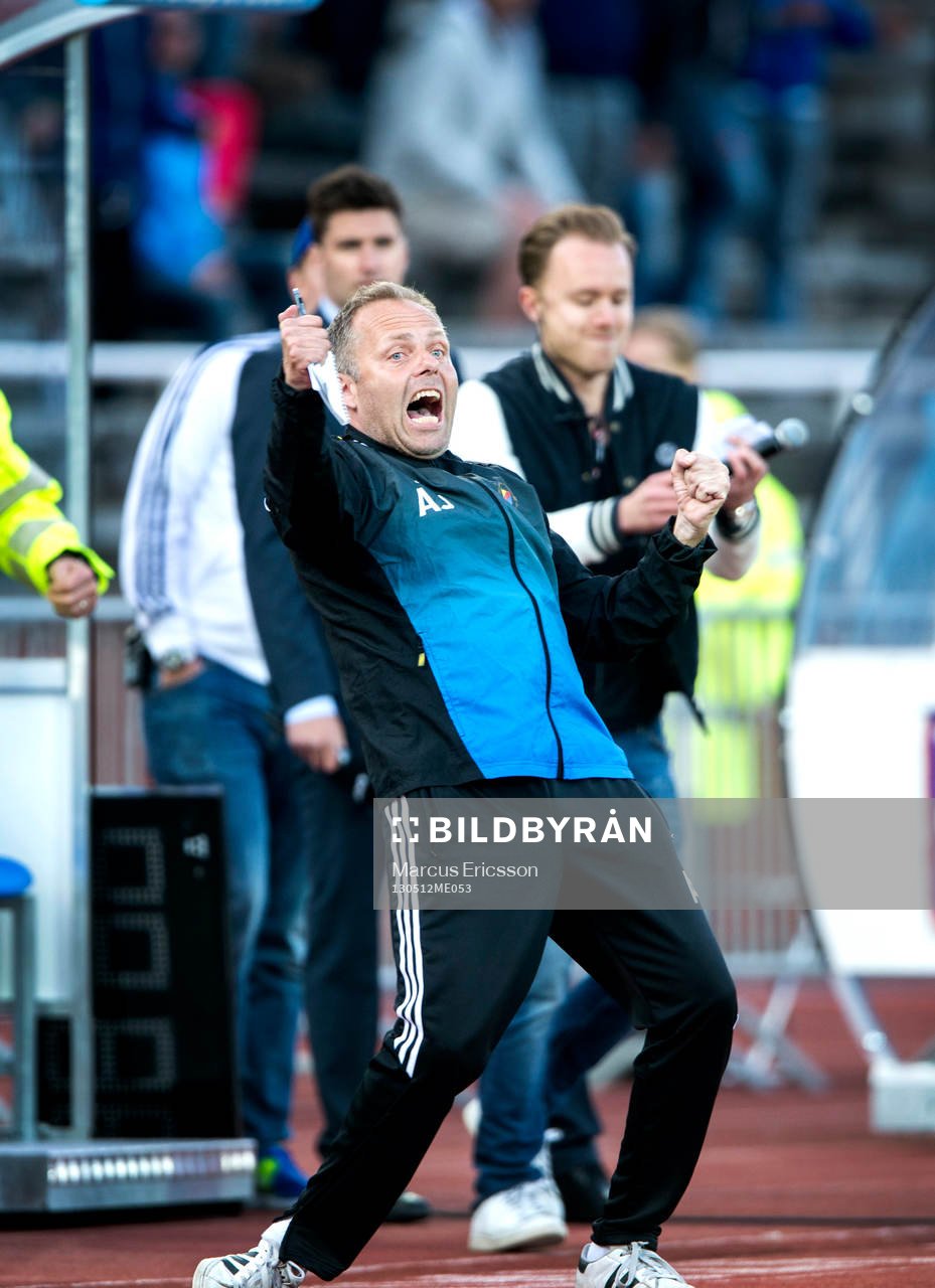 Fotboll, Allsvenskan, Djurgården - Malmö FF: Anders Johansson, tränare Djurgården, jublar vid slutsignal.