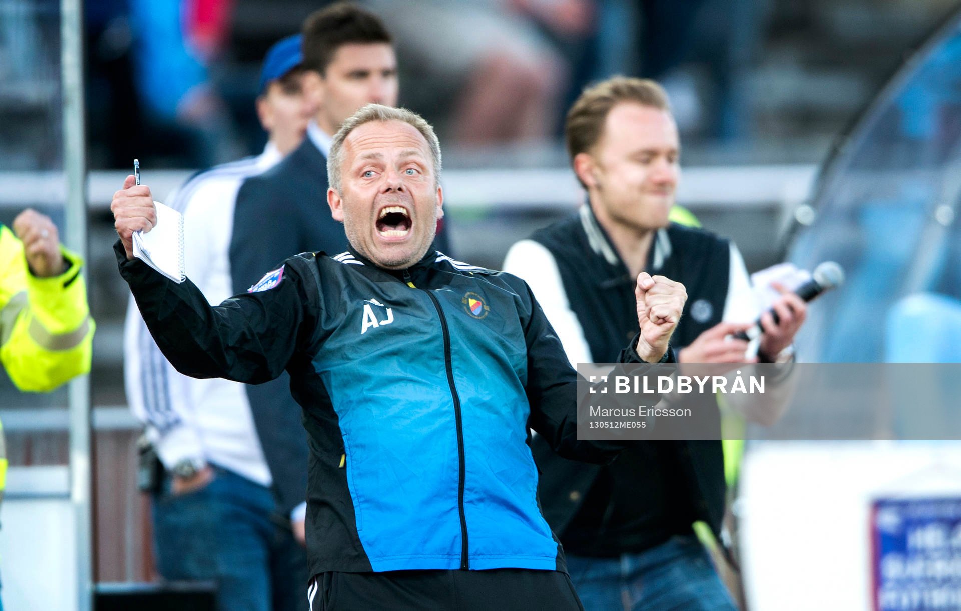 Anders Johansson, tränare Djurgården, jublar vid