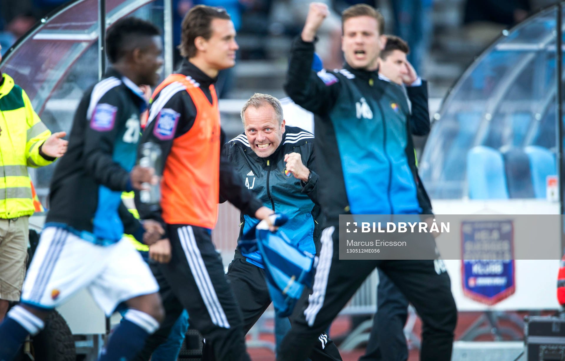 Anders Johansson, tränare Djurgården, jublar vid