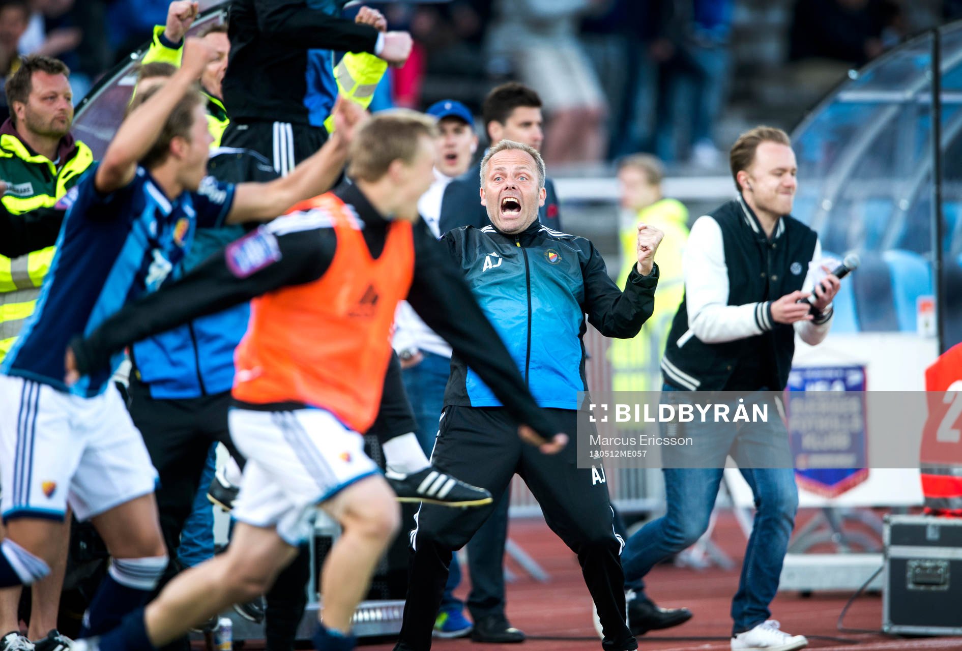 Anders Johansson, tränare Djurgården, jublar vid