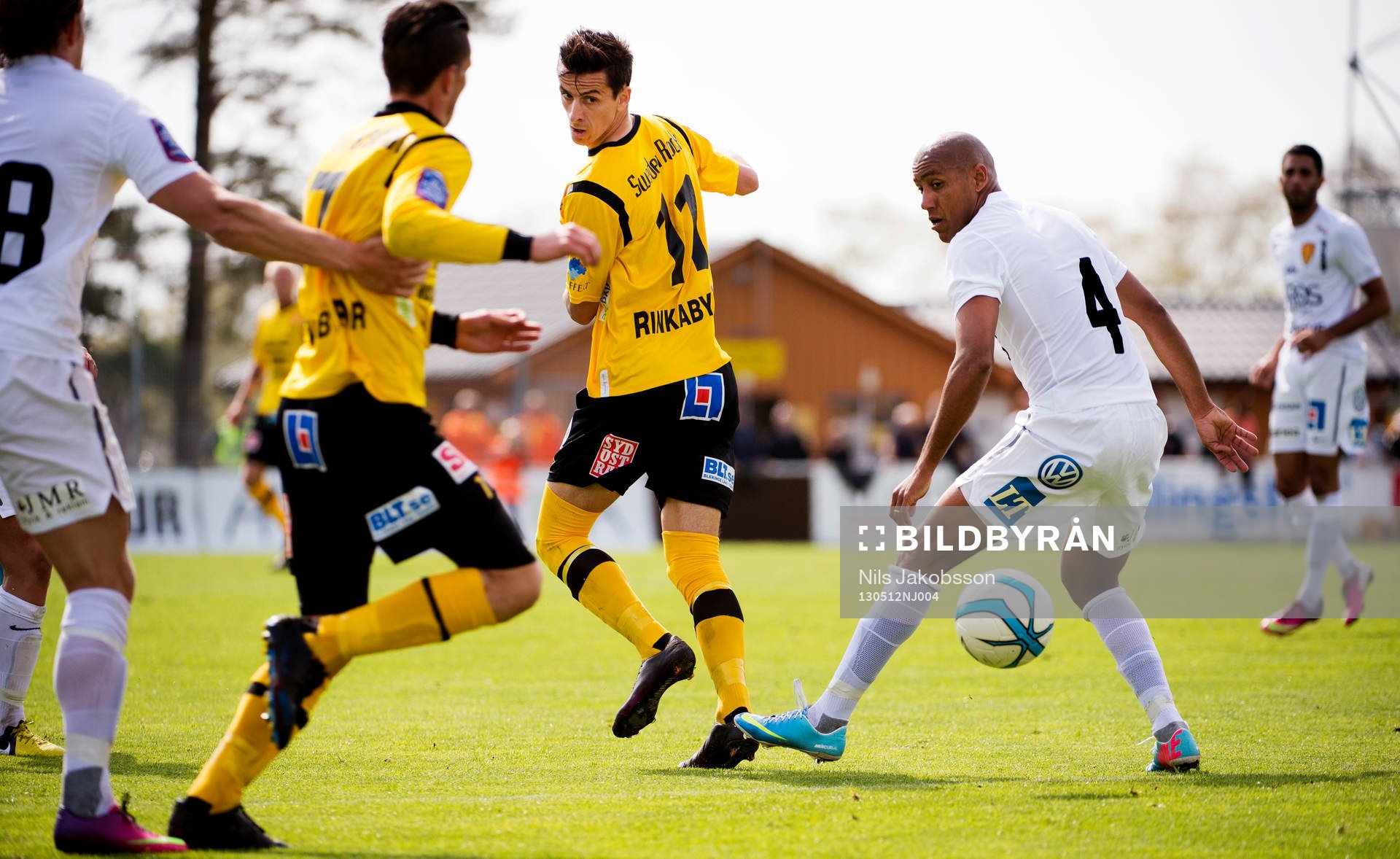 Haris Radetinac, klackar fram Kristian Haynes, Mjällby,