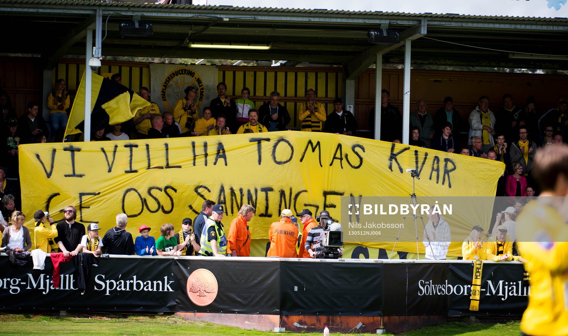 supportrar till Mjällby håller upp en banderoll som