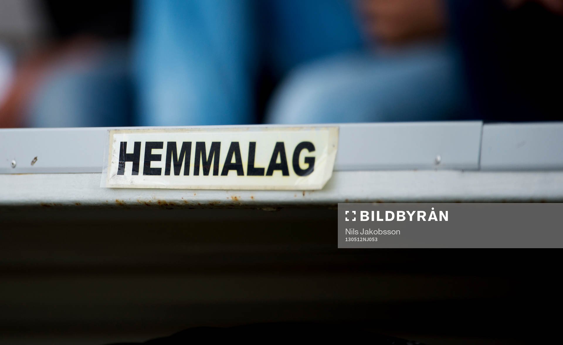 bänken märkt med hemmalag