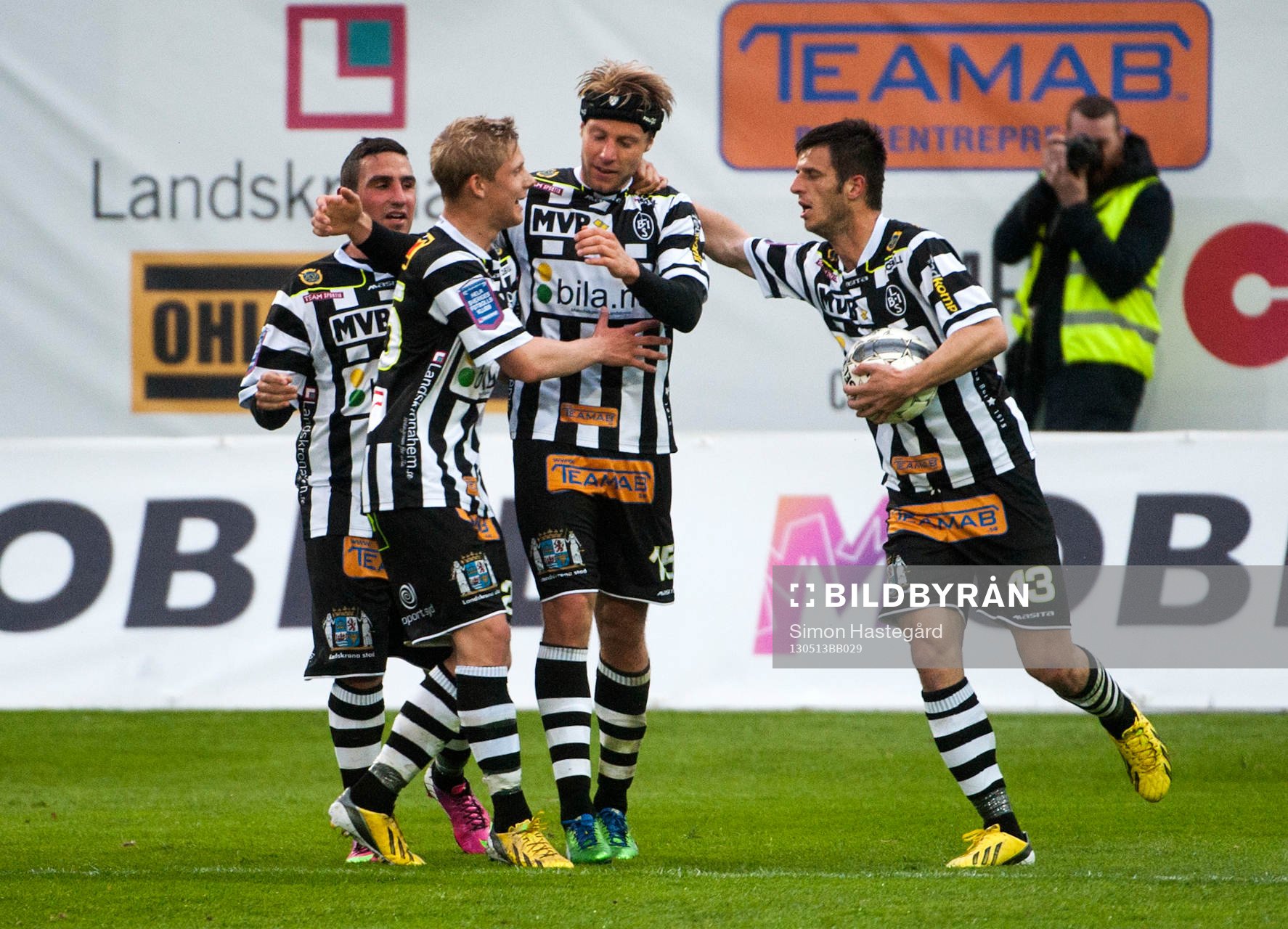 Fotboll, Superettan, Landskrona BOIS - IFK Värnamo: Fredrik Karlsson, Landskrona BOIS, jublar tillsammans med lagkamraterna efter att ha gjort 1-0.
© Bildbyrån - 134096 -