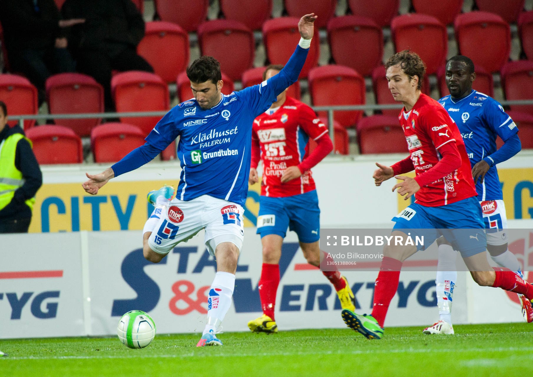 Mattias Mete, Åtvidaberg, skjuter och träffar stolpe
