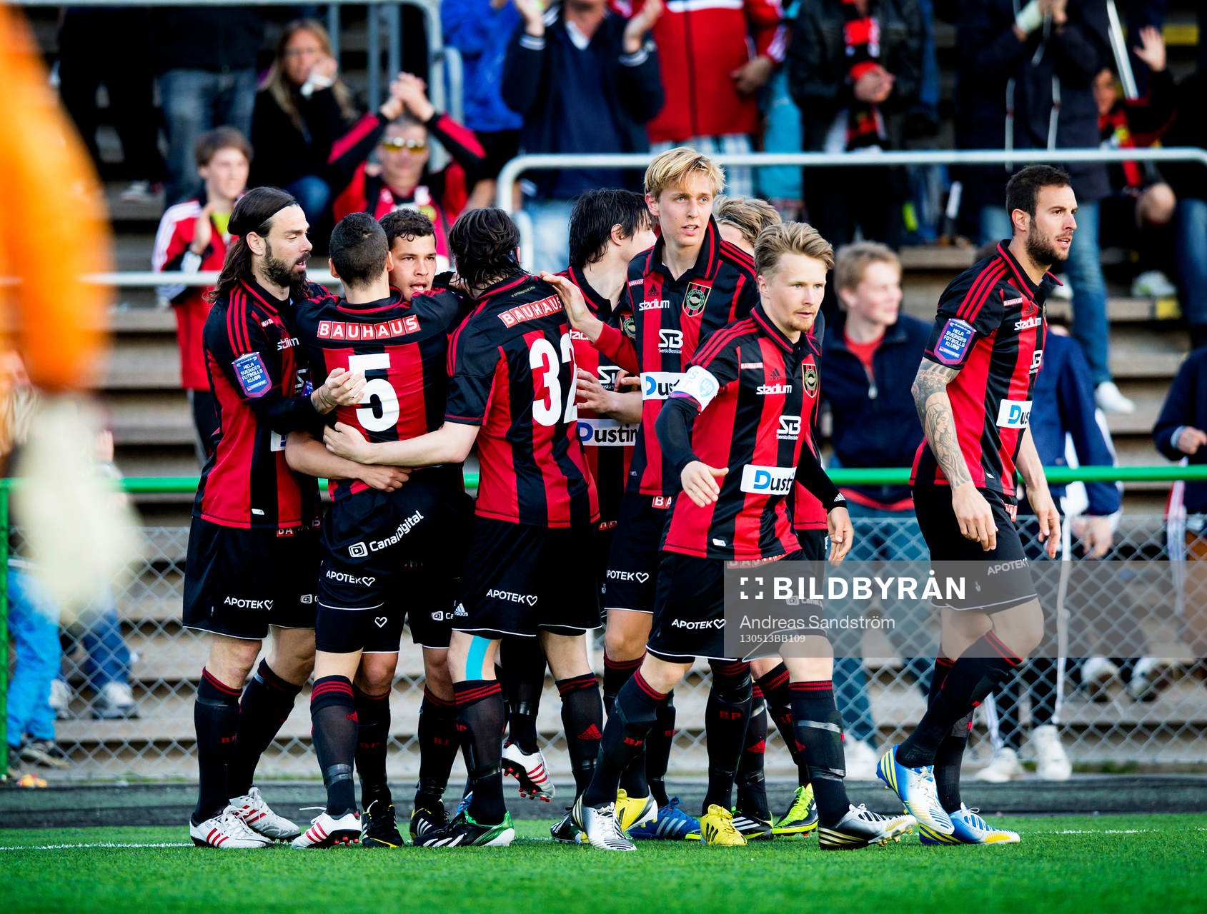 Mauricio Albornoz, Brommapojkarna gratuleras av lagkamrater