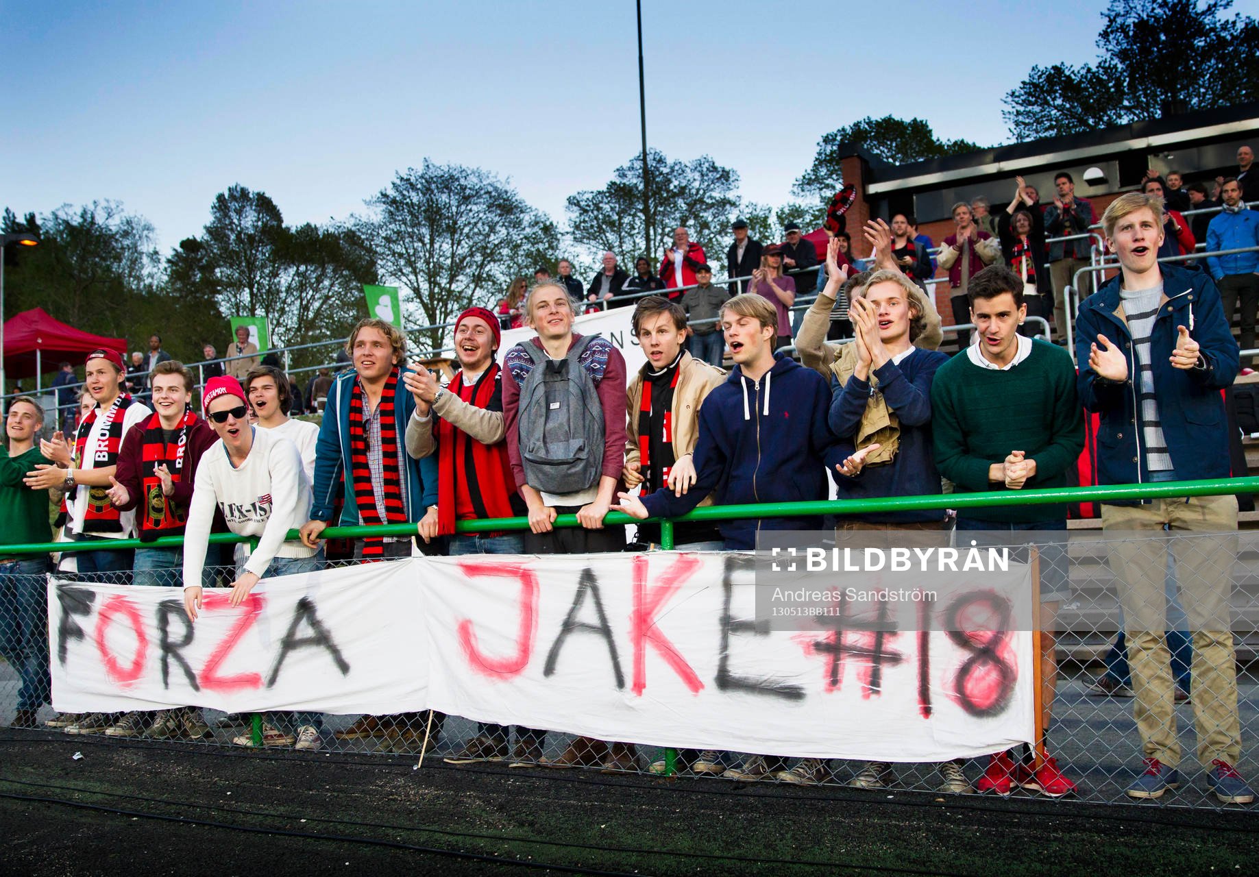 Brommapojkarna fans ser glada ut
