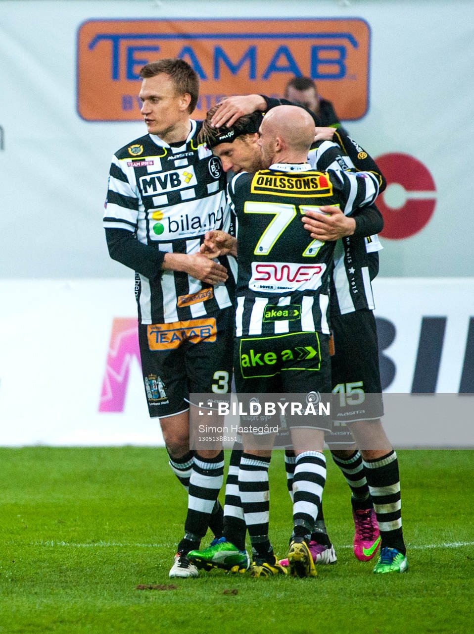 Fredrik Karlsson,omfamnas av Max Mölder, och Linus