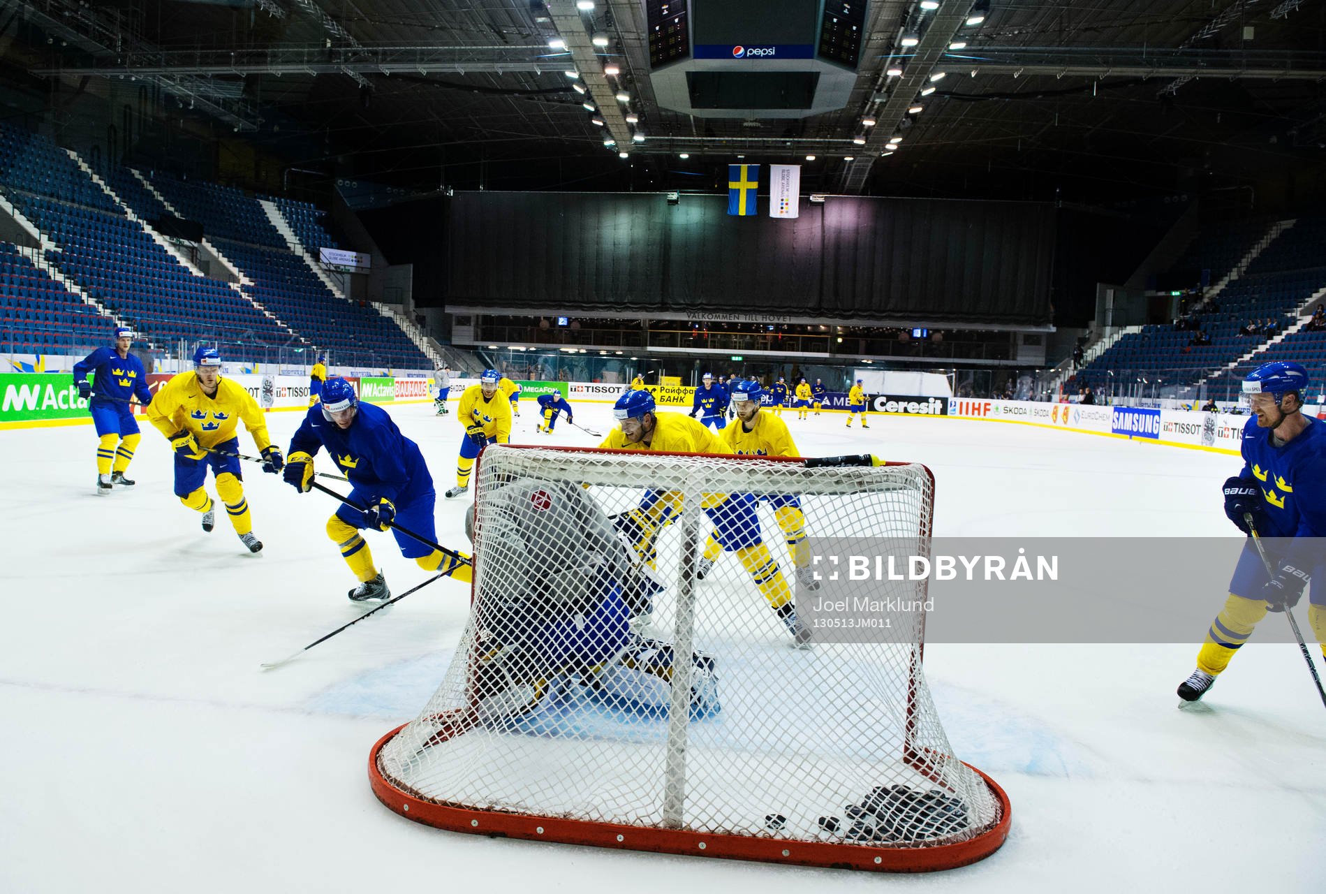 Loui Eriksson oroar framför mål när laget tränar