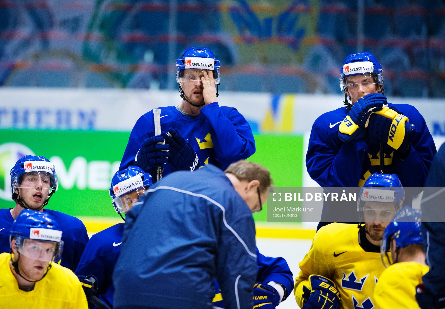 Henrik Sedin och Loui Eriksson lyssnar på instruktioner