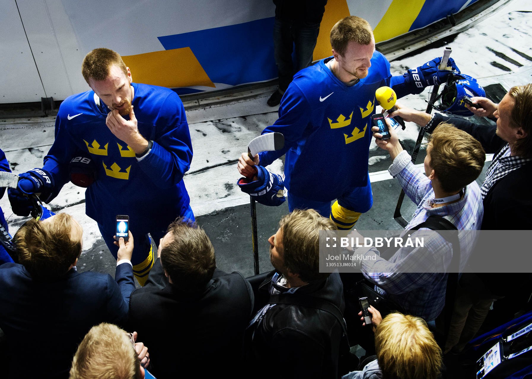 Daniel Sedin och Henrik Sedin blir intervjuade av media