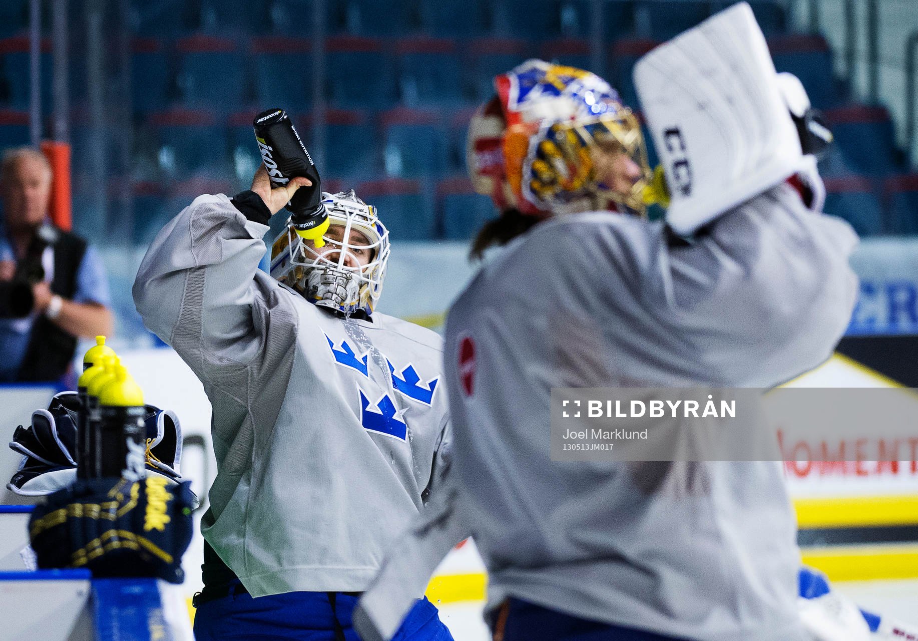 Målvakterna Jhonas Enroth och Jacob Markström dricker