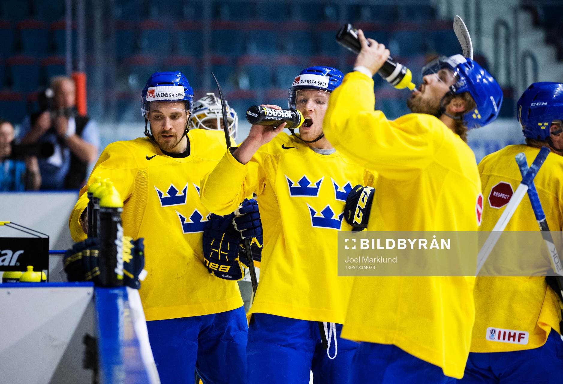 Gabriel Landeskog och Niklas Persson dricker sportdryck och