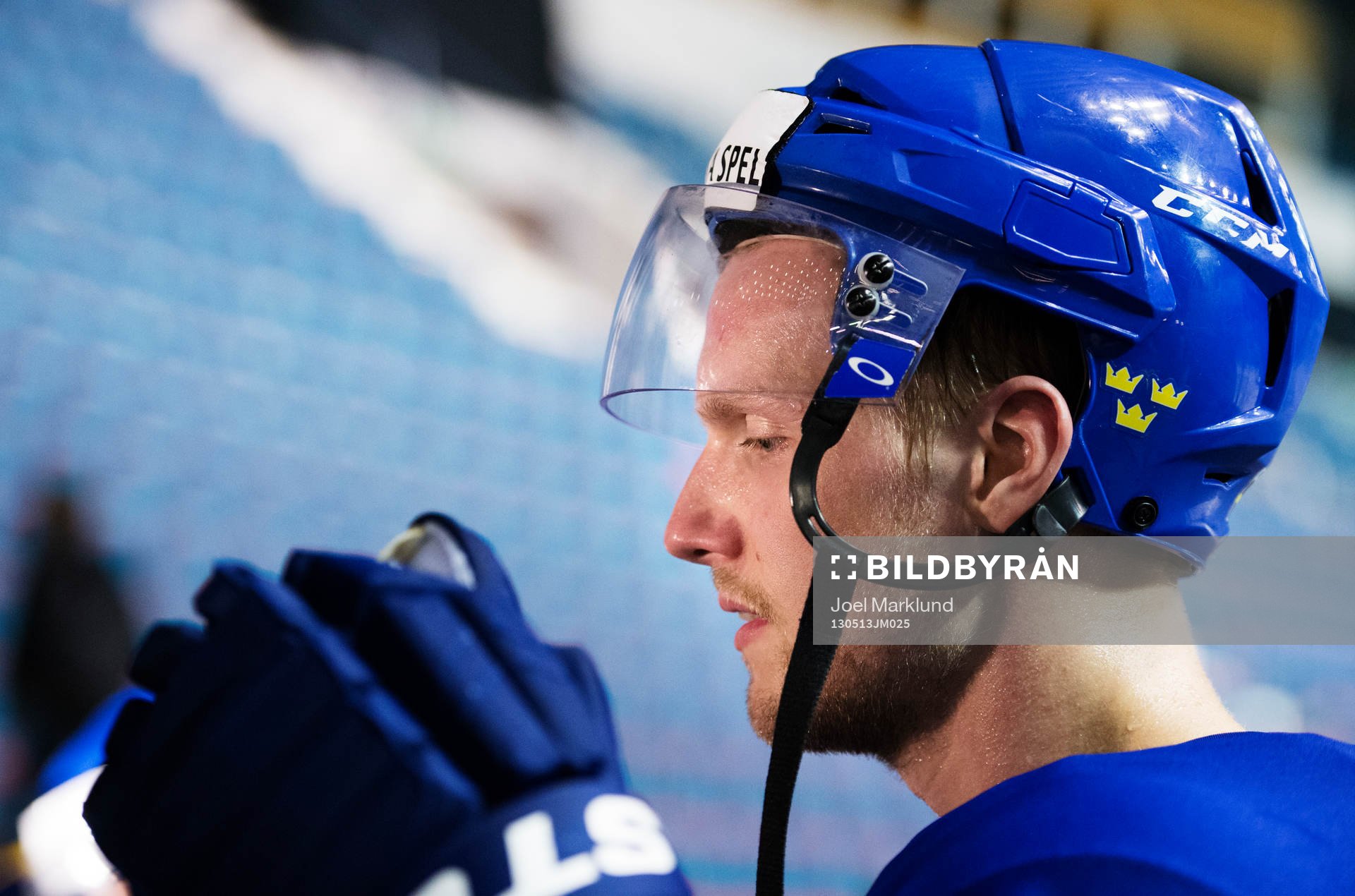 Alexander Edler blir intervjuad av media