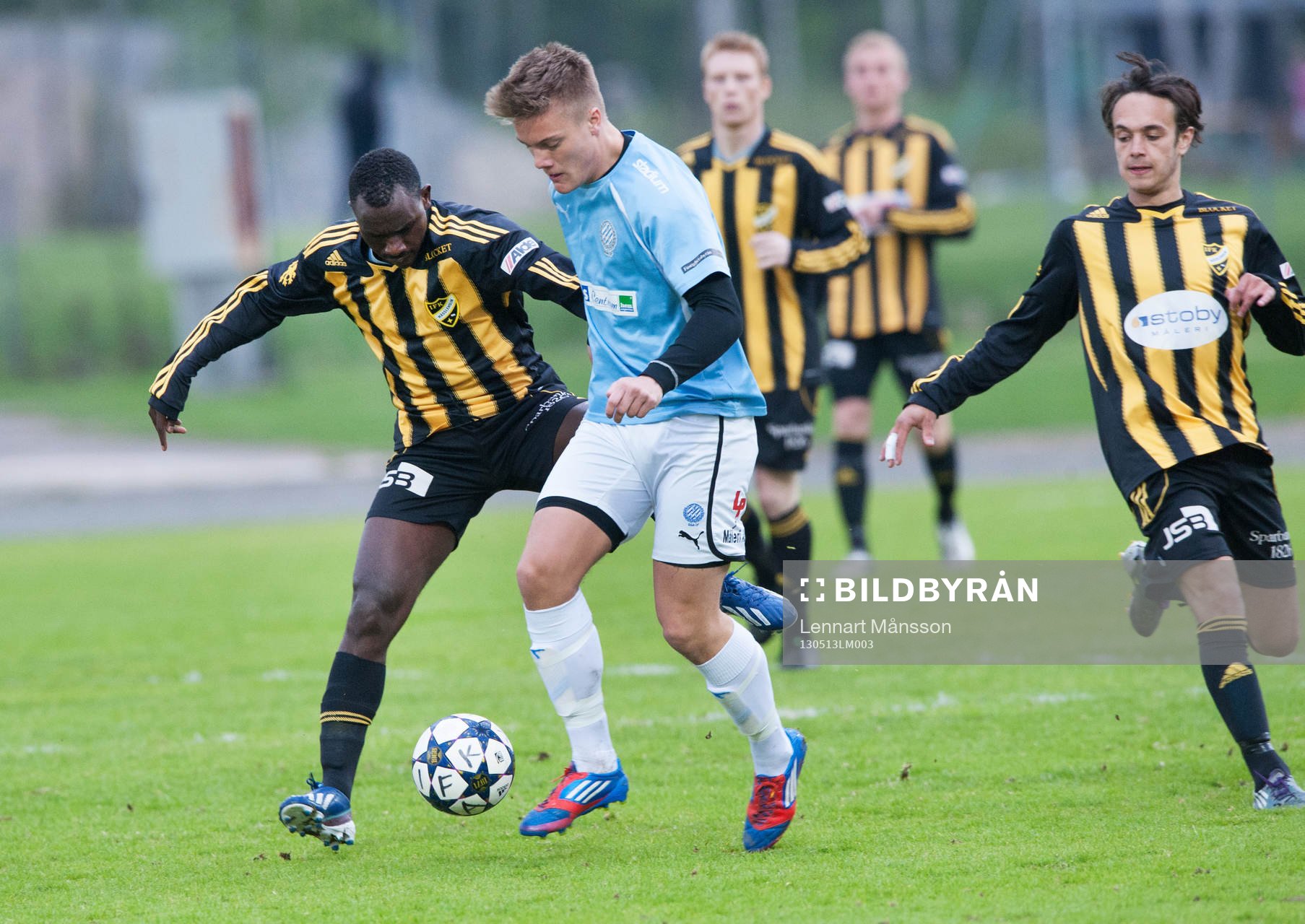 En Råå-spelare omgiven av fyra Hässleholms-spelare