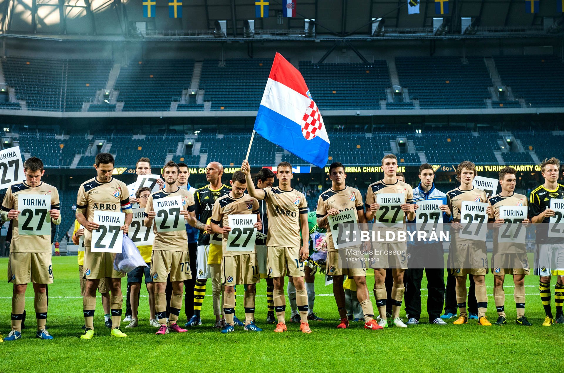 Fotboll, Hyllningsmatch, AIK - Dinamo Zagreb: Spelarna från de båda lagen samlades framför AIK fansen och höll en tyst minut.