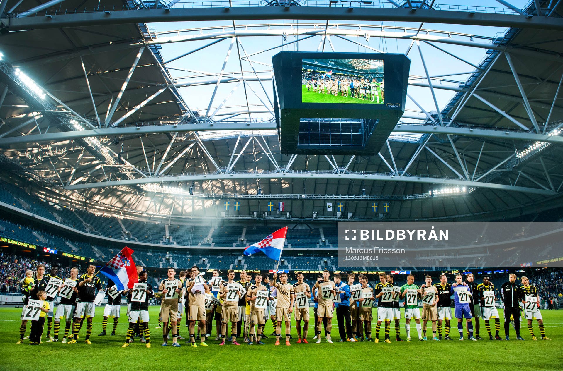 Spelarna från de båda lagen samlades framför AIK fansen