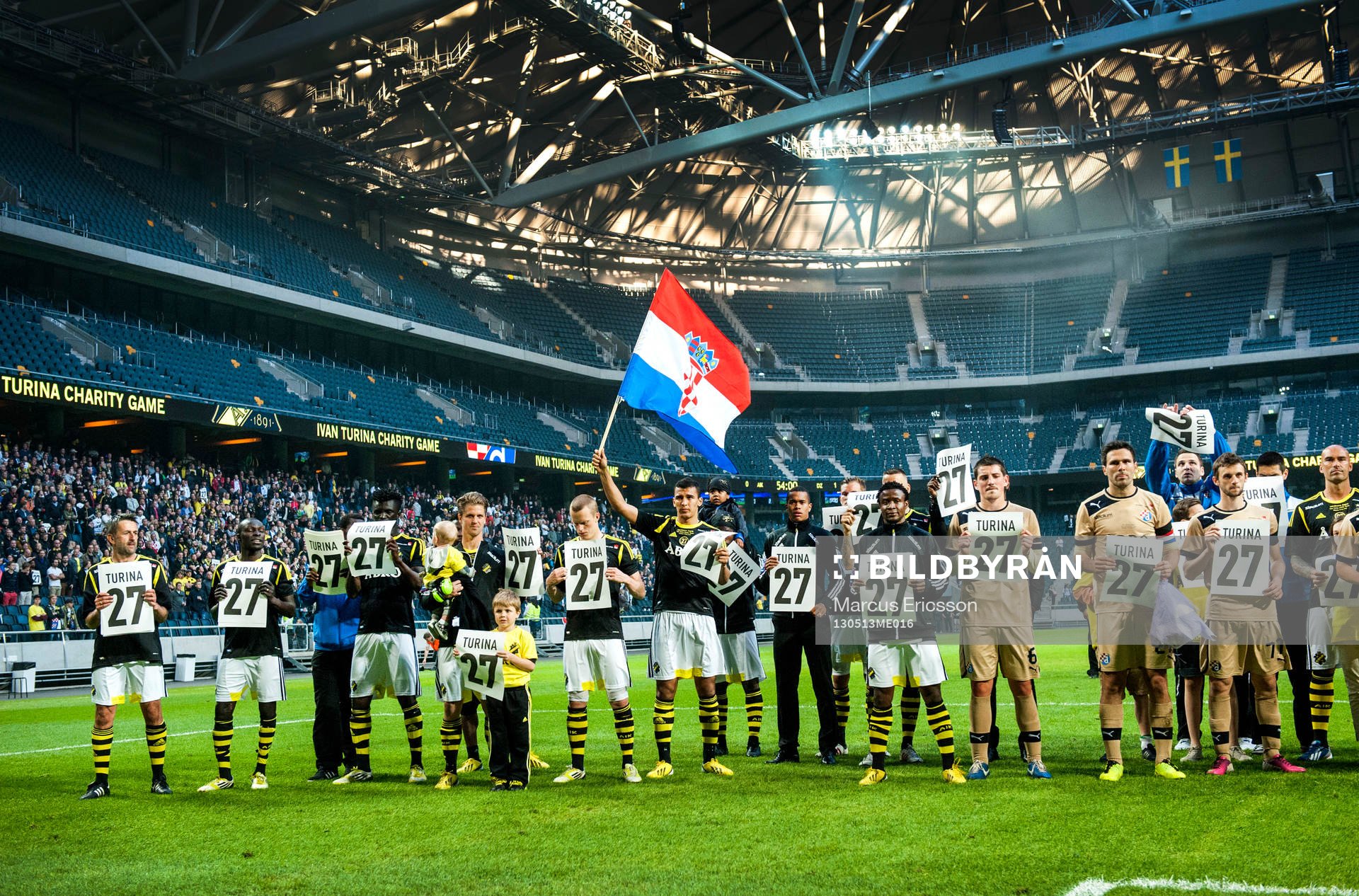 Fotboll, Hyllningsmatch, AIK - Dinamo Zagreb: Spelarna från de båda lagen samlades framför AIK fansen och höll en tyst minut.