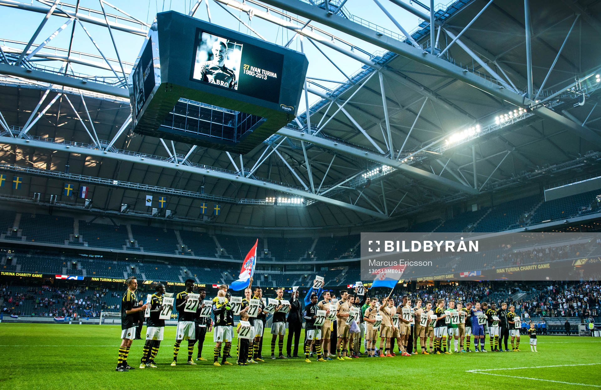 Fotboll, Hyllningsmatch, AIK - Dinamo Zagreb: Spelarna från de båda lagen samlades framför AIK fansen och höll en tyst minut.