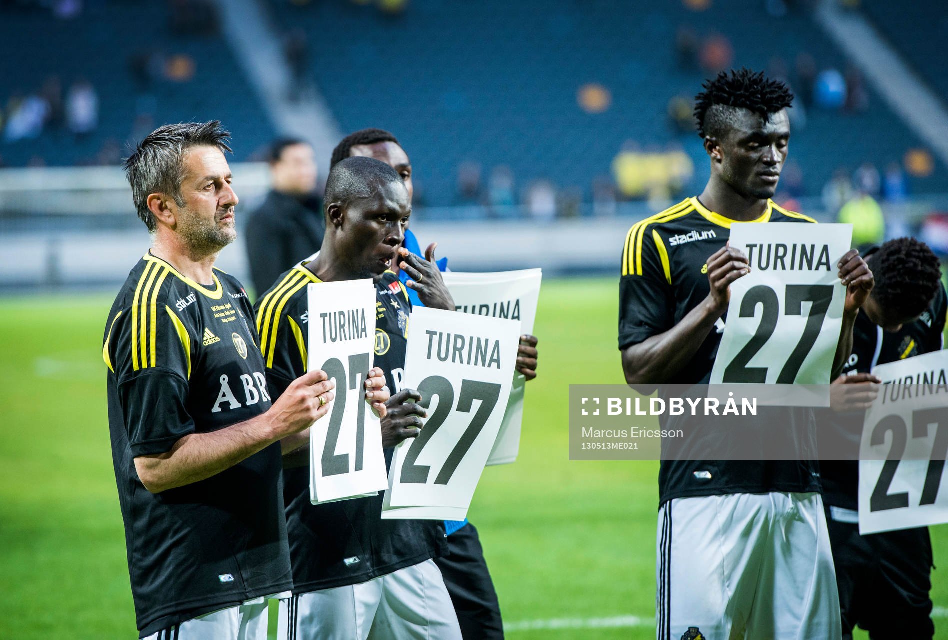 Fotboll, Hyllningsmatch, AIK - Dinamo Zagreb: Nebojsa Novakovic, assisterande tränare, tillsammans med spelarna efter matchen. 