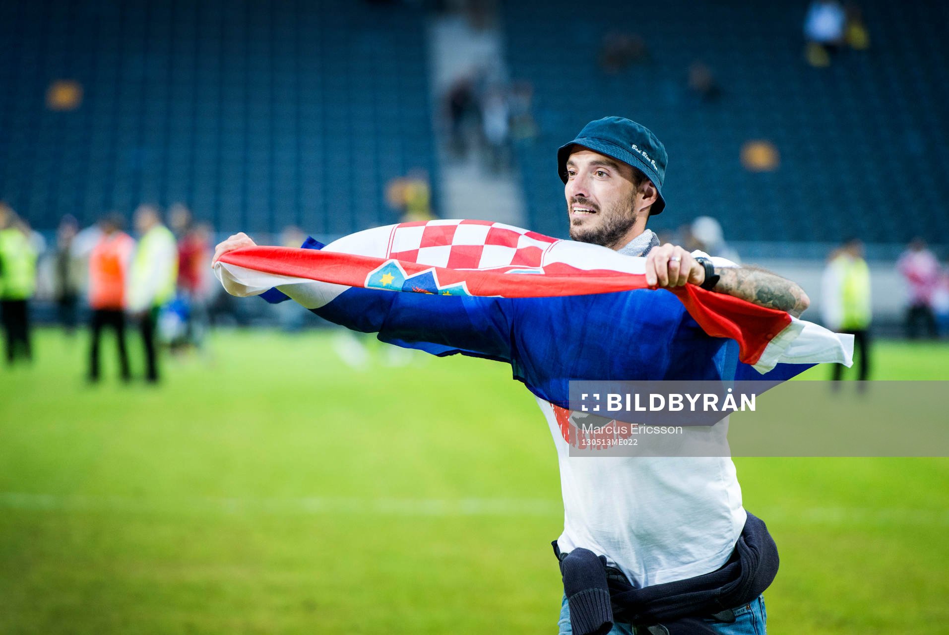Fotboll, Hyllningsmatch, AIK - Dinamo Zagreb: Supportrarna samlades tillsammans på planen efter match.