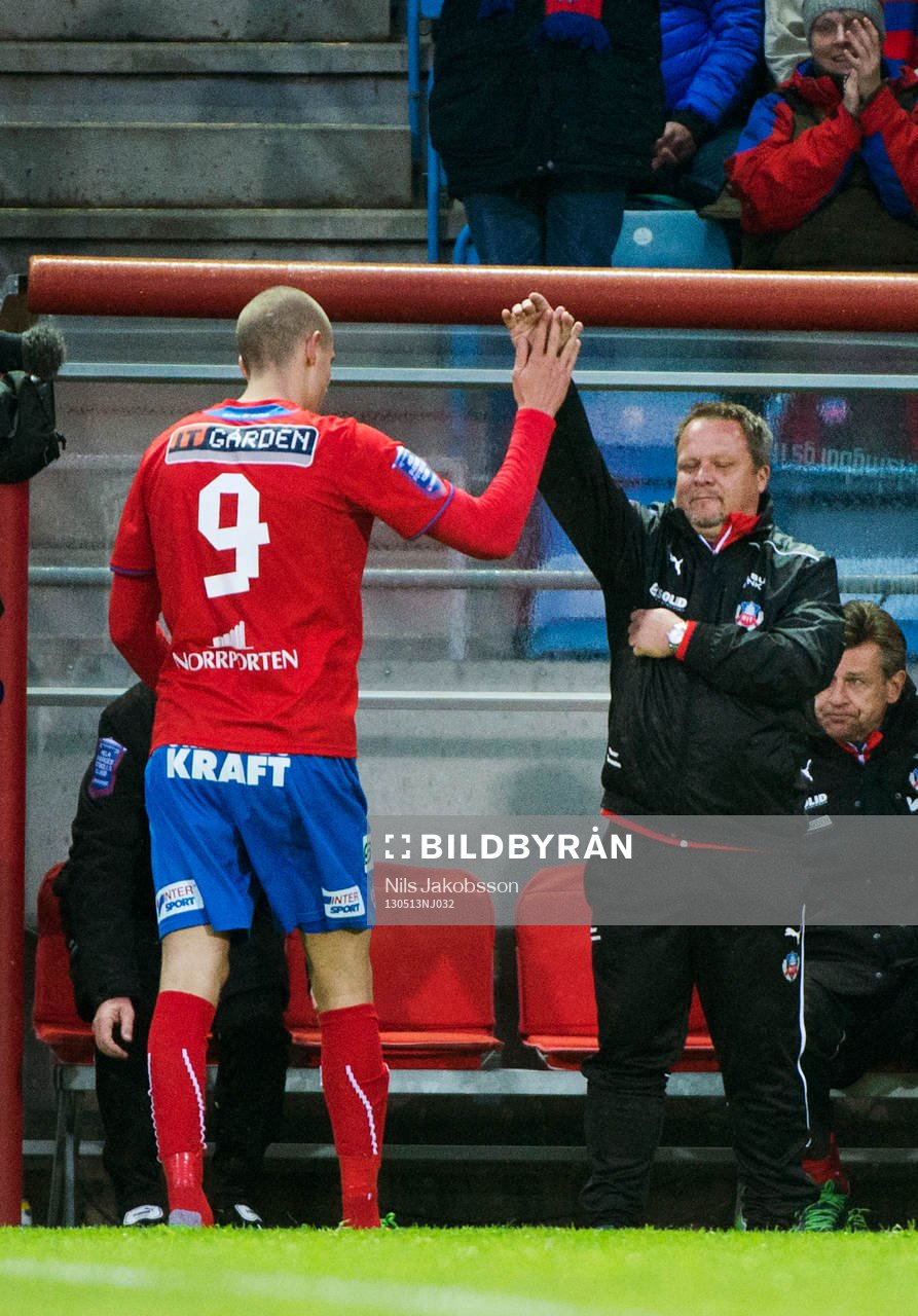 Robin Simovic och Roar Hansen, Tränare Helsingborg, gör