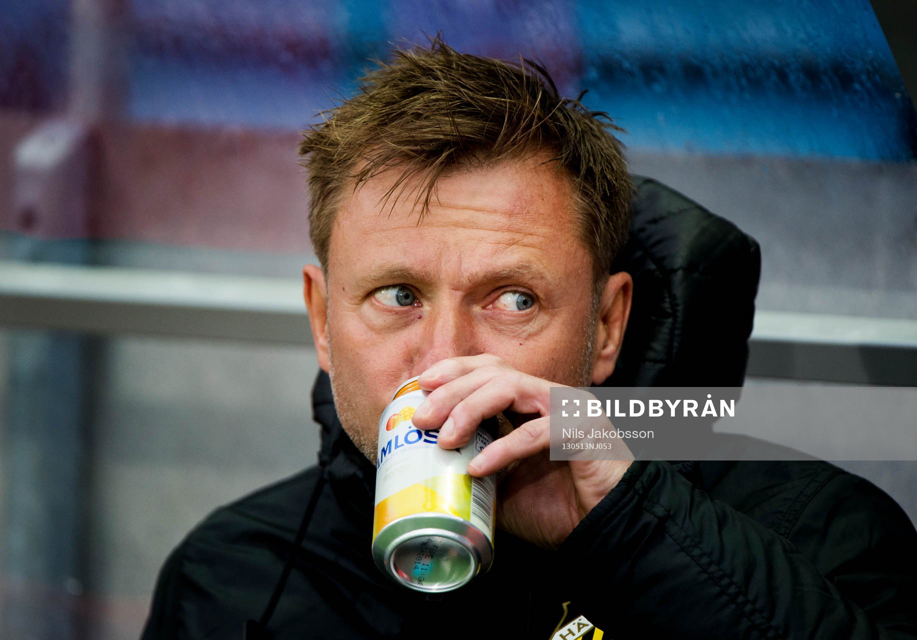 Peter Gerhardsson, tränare Häcken, dricker en ramlösa