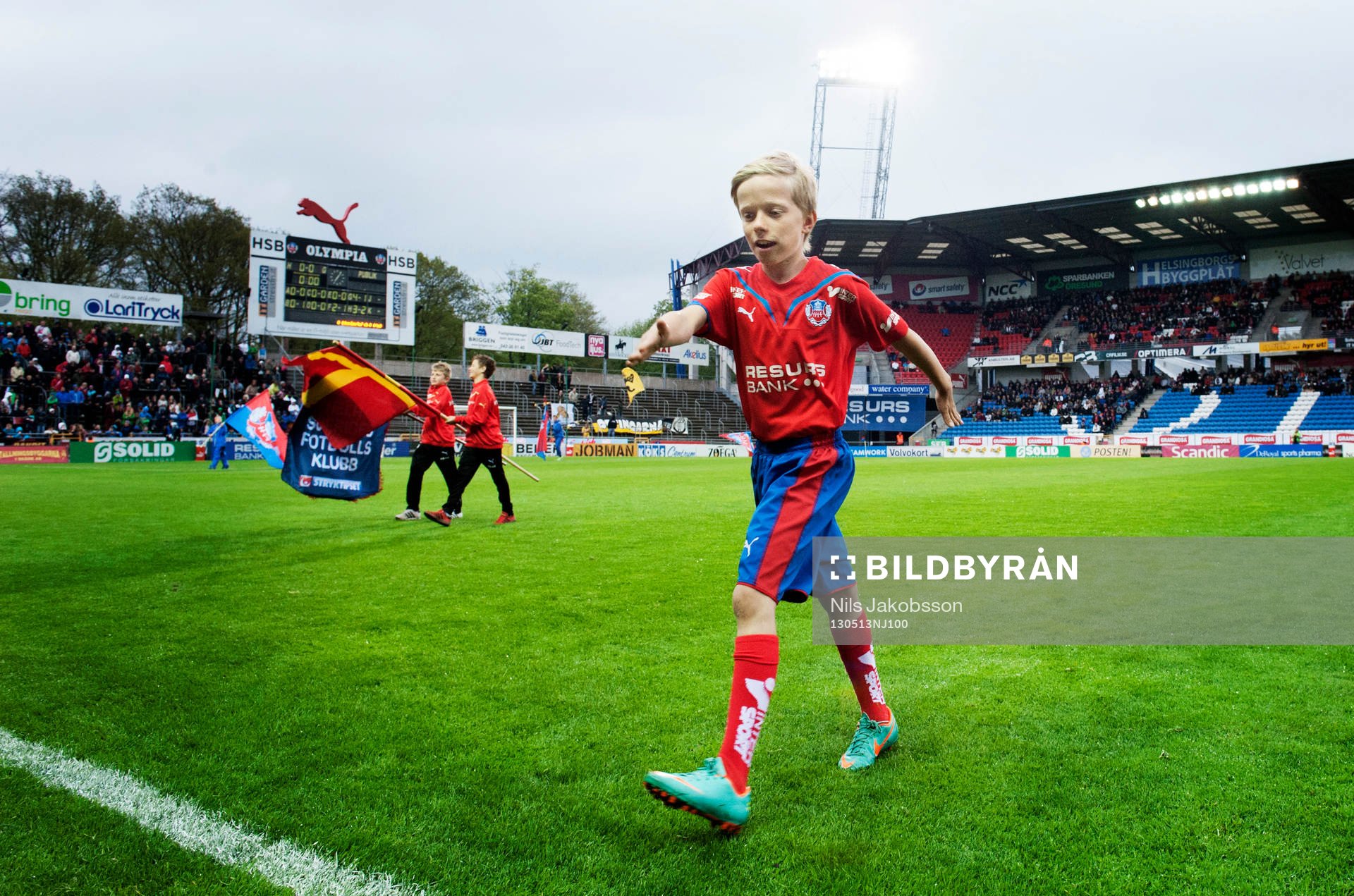 Bollkalle på väg ut från planen