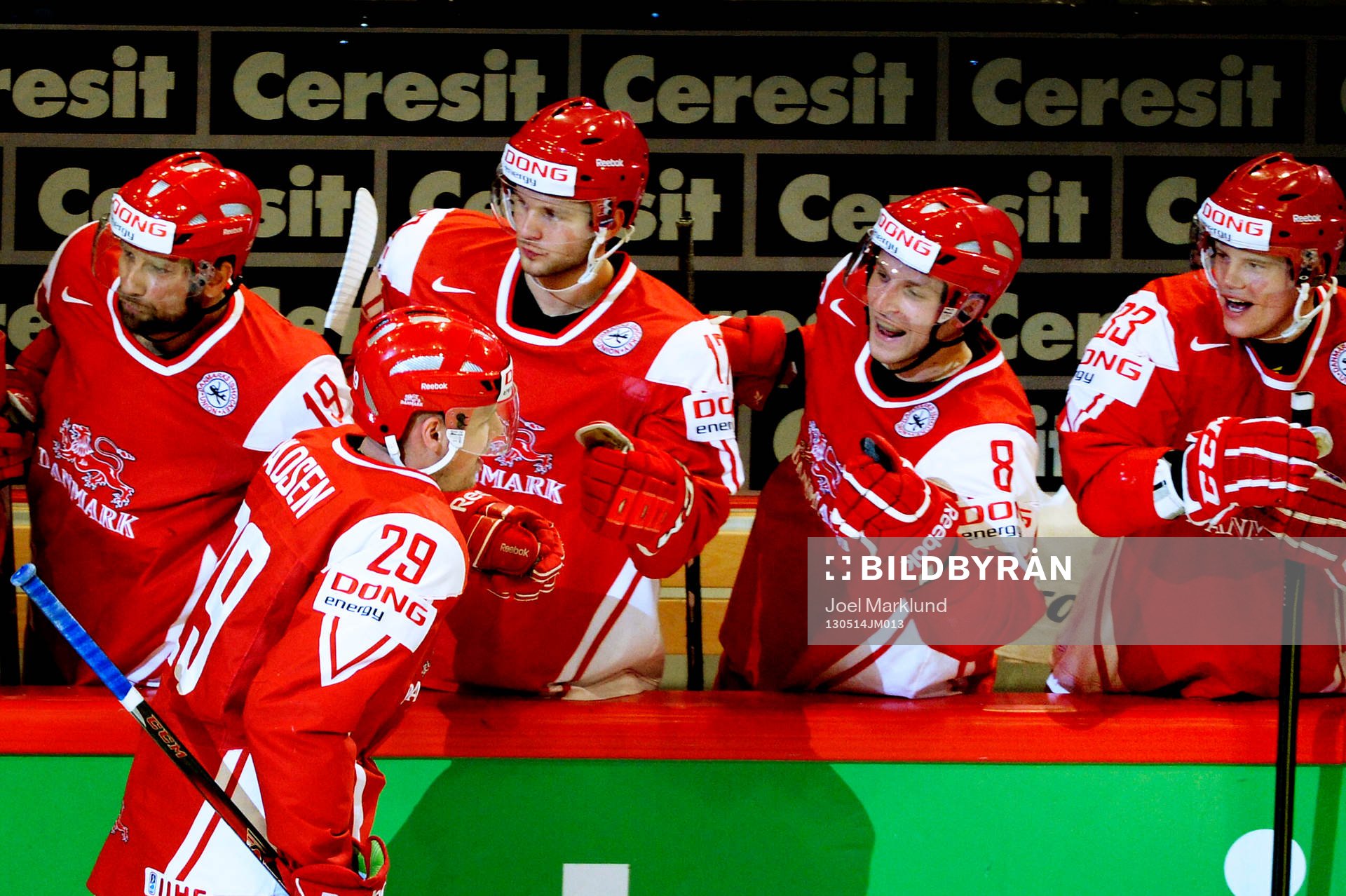 Morten Madsen i Danmark gratuleras till sitt 1 - 0 mål  i