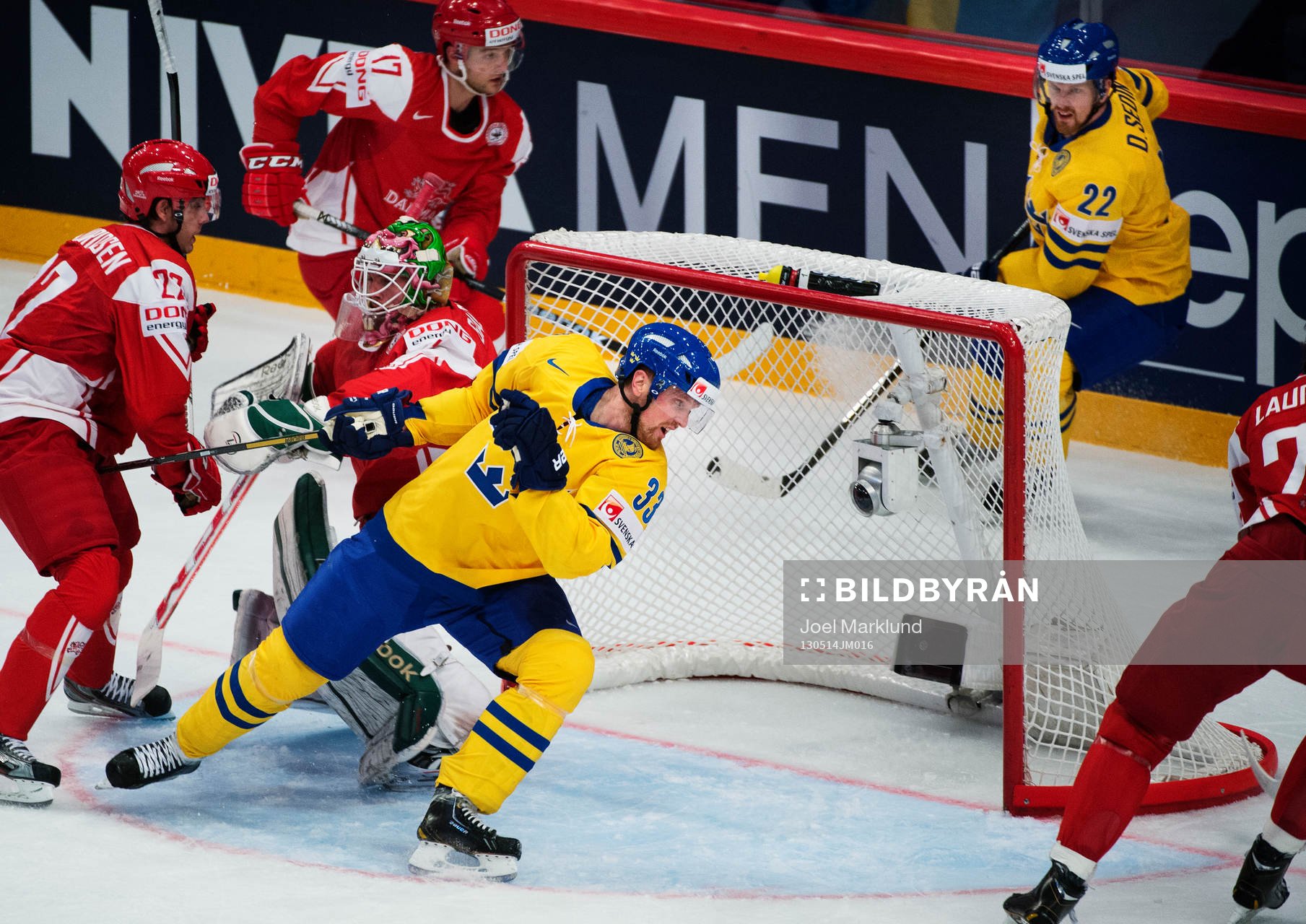 Sveriges Henrik Sedin och Daniel Sedin anfaller runt