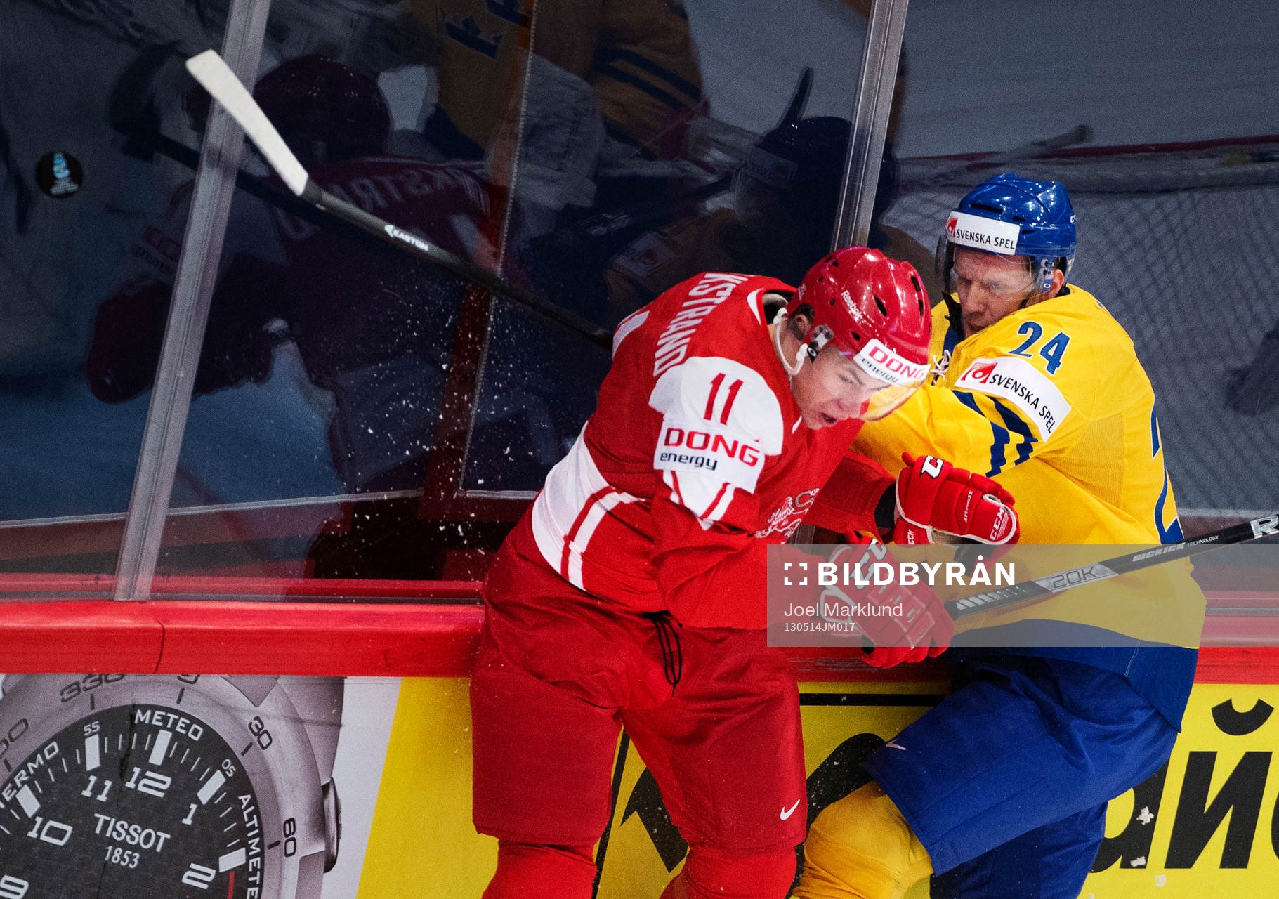 Danmarks Patrick Björkstrand blir tacklad av Sveriges