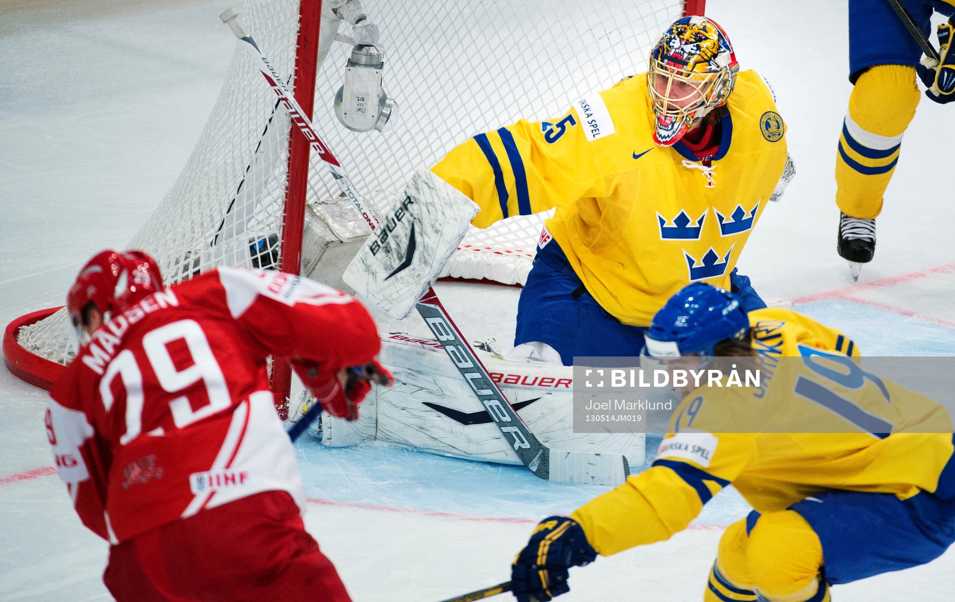 Danmarks Morten Madsen gör 1-0 bakom Sveriges målvakt