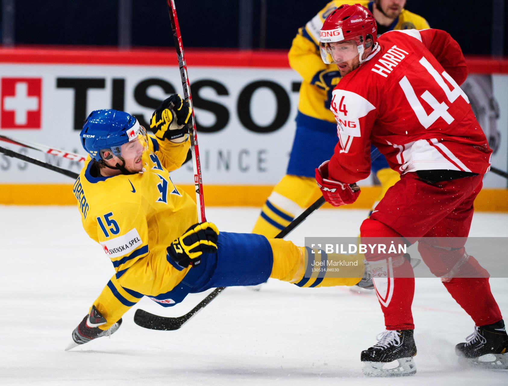 Sveriges Oscar Lindberg faller i en närkamp med Danmarks